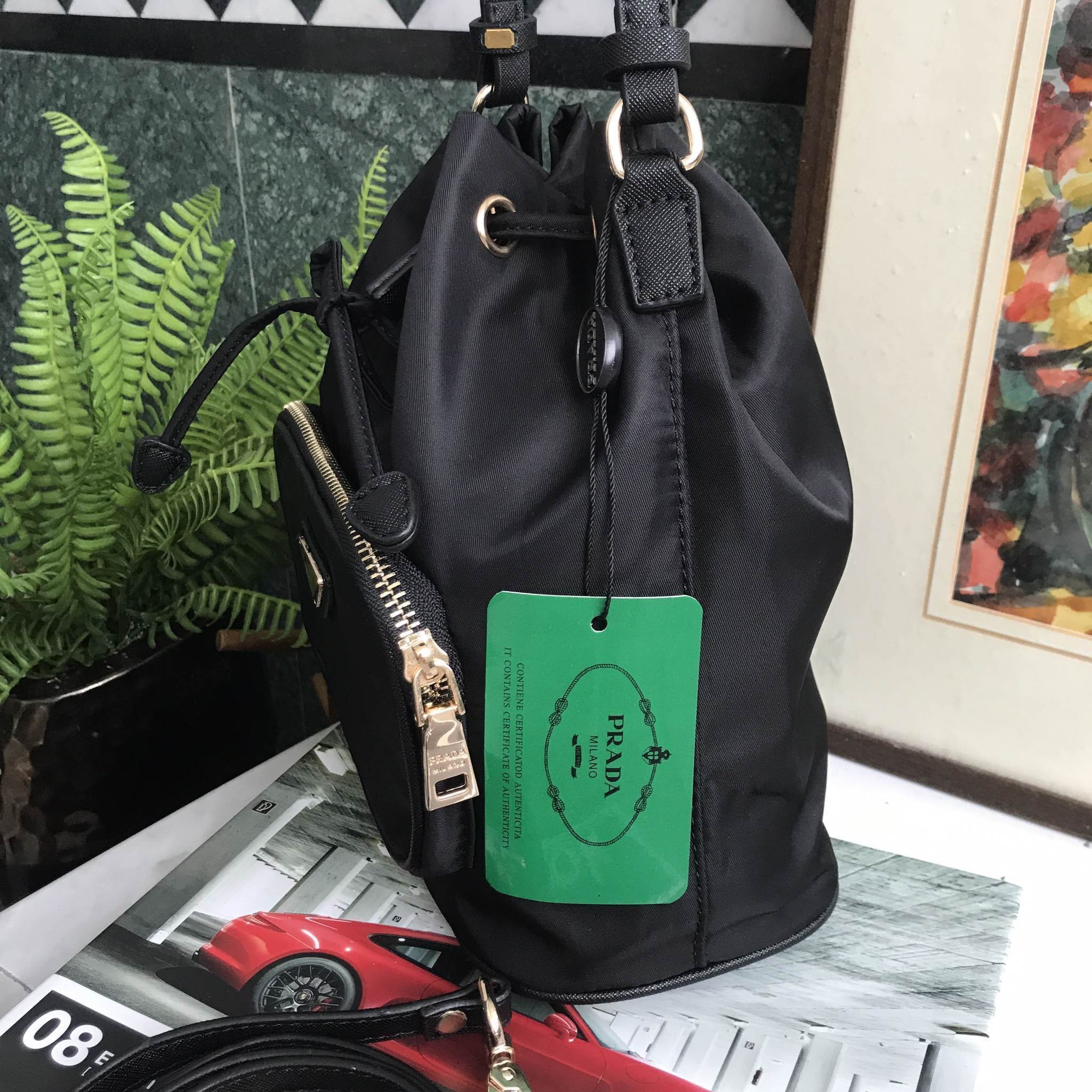 Best seller สินค้าเข้าใหม่ **งานพรีเมี่ยมกิ้ฟจากเคาเตอร์ต่างประเทศ กระเป๋า สวยๆ จาก แบรนด์ PRADA เป็นกระเป๋า ทรง bucket ใบสวยรุ่นหายาก ขนาดกำลังดี **เลิศมาก ใช้แล้วไฮโซ สวยเกินราคาแน่นอนคะ ภายในมีช่องแบ่งเก็บของอย่างดี ใบนี้ ห้ามพลาดเลย มาจำนวนจำกัดนะคะ