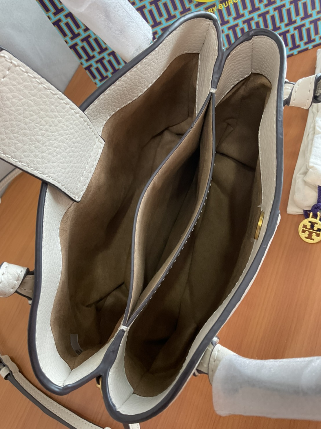 Tory Burch McGraw Mini Satchel กระเป๋าถือ/สะพาย Crossbody วัสดุหนังลูกวัวแท้ 100% ด้านหน้าประดับโลโก้หนัง ตัดเป็นรูปตัว T สัญลักษณ์แบรนด์ ตัวกระเป๋าเดินด้ายเล่นลายเพิ่มลูกเล่น เพื่อความเก๋!!