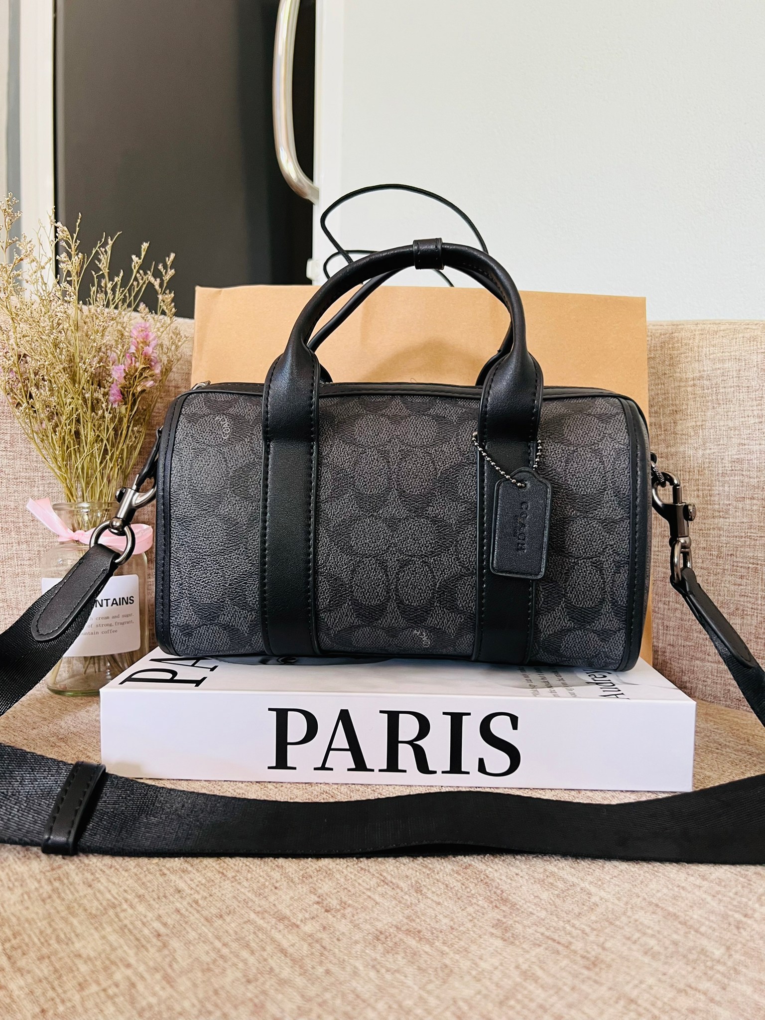 COACH GOTHAM DUFFLE 24 IN SIGNATURE CANVAS CA186 กระเป๋าทรงหมอนรุ่นใหม่สุด 2022 รุ่นนี้สามารถใช้ได้ทั้งชายหญิง หนังแท้อย่างดี นิ่มทรงสวย มากๆค่ะ เปิด-ปิดกระเป๋าแบบซิปคู่ด้านบนมีกระดุมรวบหูหิ้วให้ด้วยนะคะ ภายในกระเป๋าสามารถใส่สัมภาระที่จำเป็นในชีวิตประจำวั