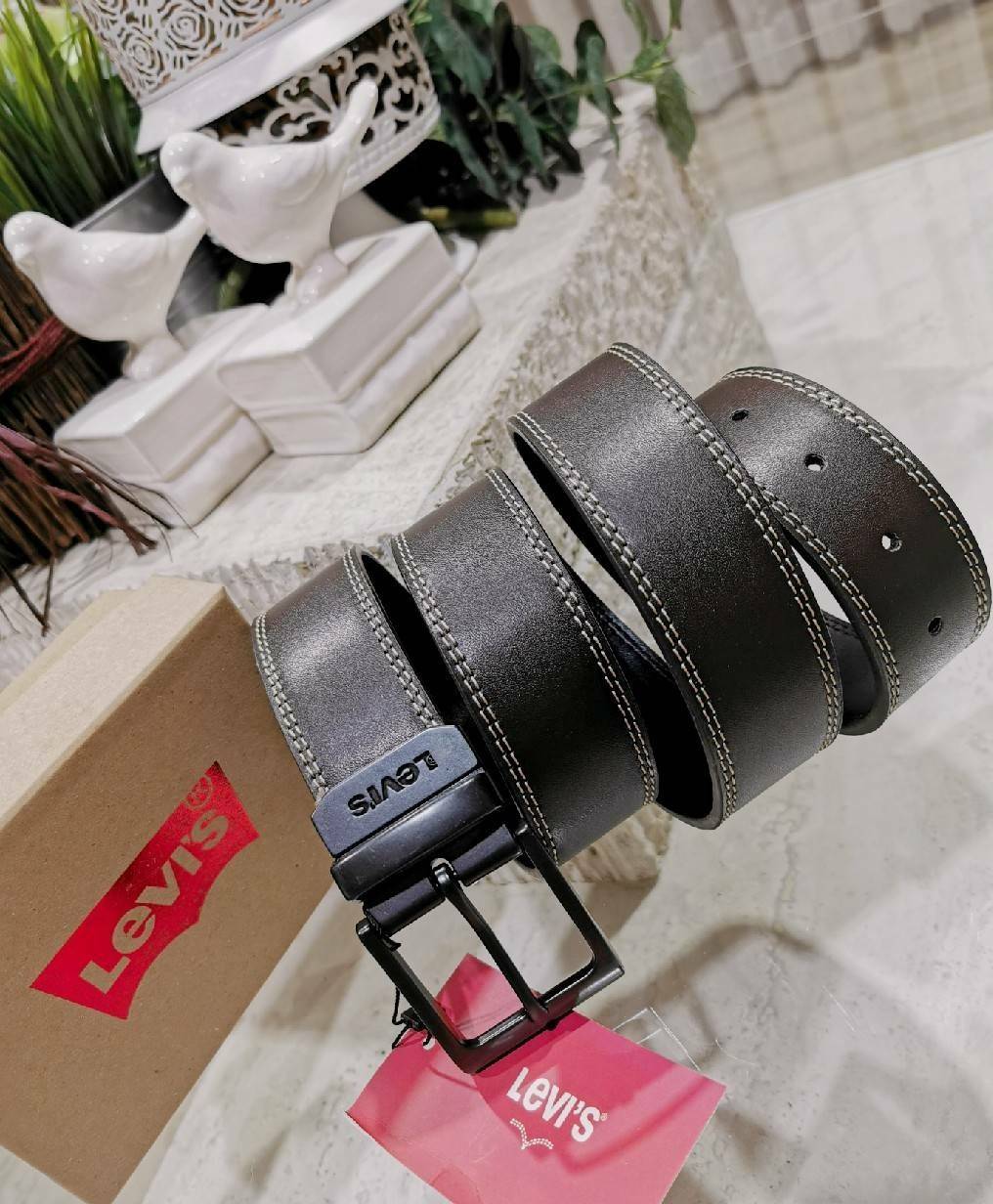Levie's men reversible Leather Belt Gift Box รุ่นยอดนิยมสายเข็มขัดด้านหนึ่งเป็นสีดำอีกด้านเป็นสีน้ำตาลสามารถสลับด้านใช้ได้ หัวเข็มขัดอะไหล่โลหะปั้มโลโก้สามารถปรับพลิกหน้าหลังได้ดีไซน์คลาสสิคเข้าได้กับทุกชุดสายสามารถปรับได้หลายระดับ แข็งแรงทนทานสินค้า