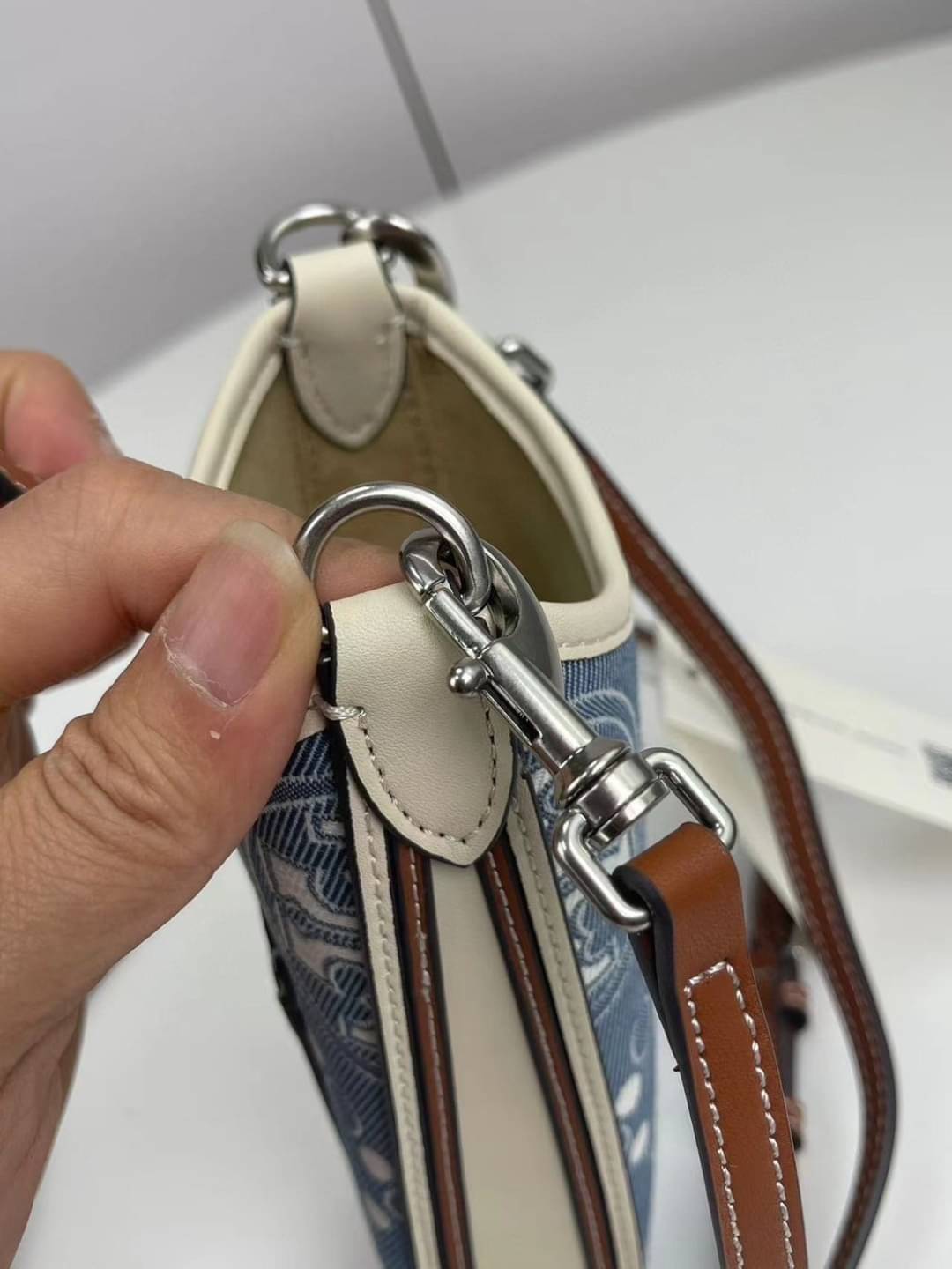 Tory Burch T Monogram Phone Crossbody / Tory Phone Bag พร้อมส่ง กระเป๋าใส่โทรศัพท์ สวยคม ด้านหลังมีช่องใส่บัตร