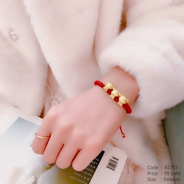 ข้อมือเชือกถักสีแดงปลายสีทอง จี้วัวทองสามตัว
