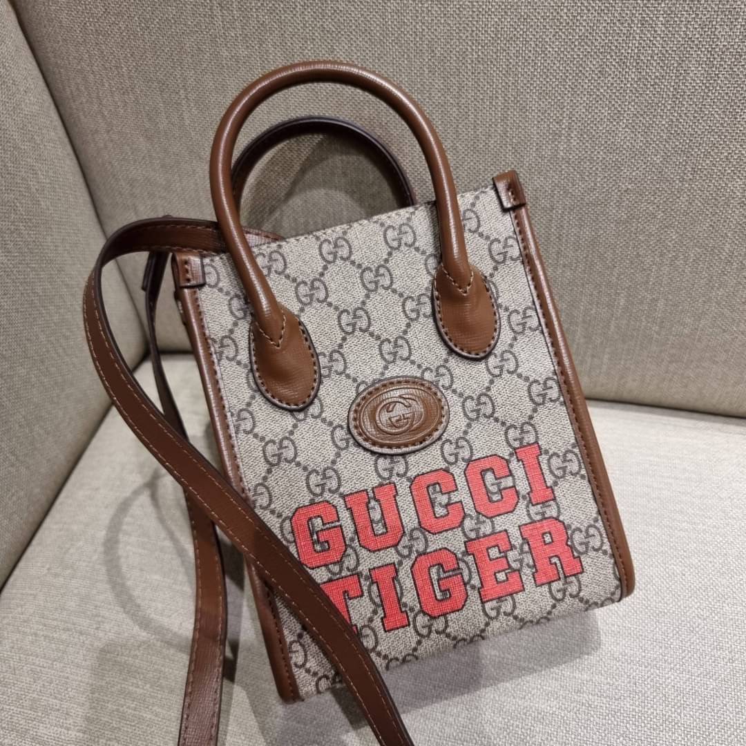 GUCCI Tiger GG mini tote bag ไซส์มินิ ร้อนแรงไฟลุก!! ต้อนรับปีเสืออย่างเป็นทางการ จัดให้แบบเลิศๆ กับกระเป๋าทรงโท้ท วีไอพีพรีเมี่ยมกิ๊ฟ ไซส์มินิ โดดเด่นด้วยฟอนท์ตัวใหญ่ สวยเอกลักษณ์ วัสดุหนังแคนวาสตัดขอบด้วยหนังแท้ ภายในเป็นช่องโล่ง ใส่ของจุกจิกได้ ใส่โทรศ