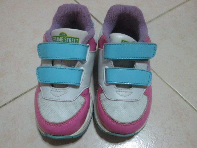 รองเท้าเด็กมือสอง Sesame Street Abby ของแท้จาก USA ไซด์ 9 ค่ะ สภาพดี