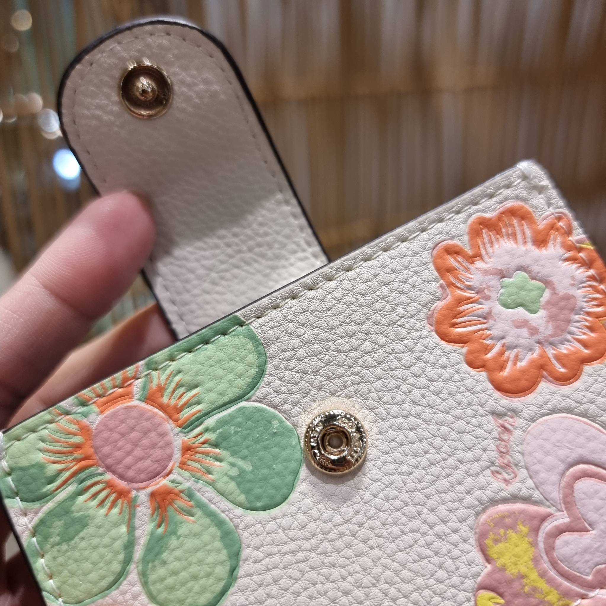 COACH C8325 ACCORDION CARD CASE WITH DREAMY LAND FLORAL PRINT ไอเท็มที่ทำใจฟูจัดเลยจ้า กับกระเป๋าถนอมบัตร ที่สาวๆตามหา ดีไซน์ลวดลายน่ารักมากๆ ขนาดกะทัดรัด พกพาสะดวก วัสดุหนัง pepble ภายในเป็นช่องใส่บัตรได้หลายใบ เหมาะมากสำหรับใครที่มองหากระเป๋าแบ่งสัดส่วน