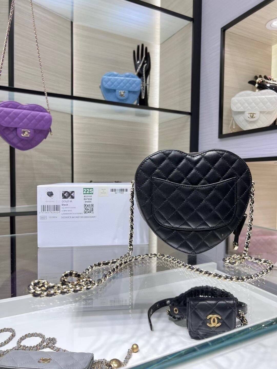 CHANEL Heart Bag 2022 SpringSummer Crossbody สวยมาก มงลงมาก!! กระเป๋าสะพายสุดคิ้วท์ ที่ดีไซน์รูปทรงหัวใจไม่ซ้ำใคร น่ารักทุกสี น่าใช้ไปเลยแม่!!