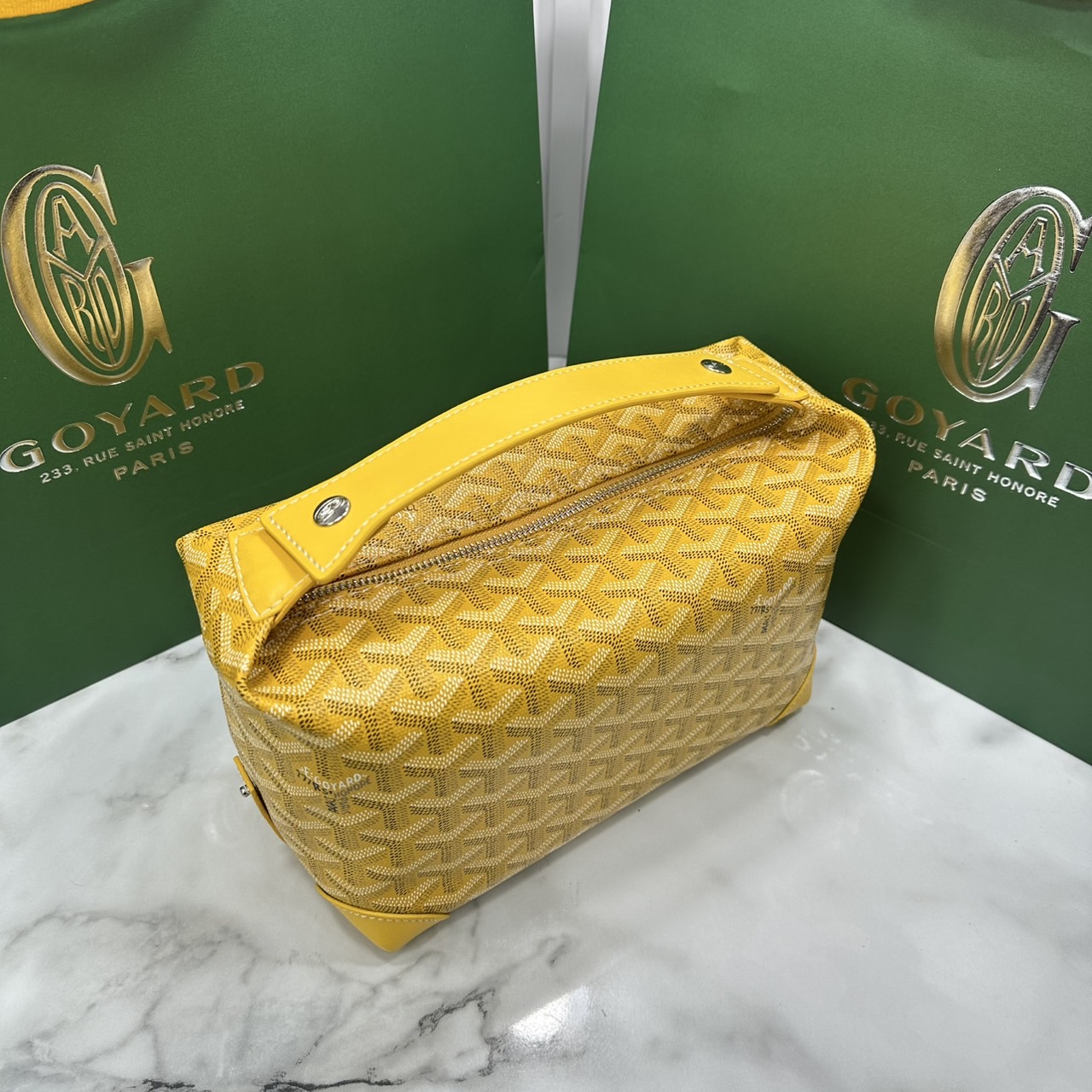 ORI หนังแท้ | Goyard Bowling 25 Toiletry Bag / Goyard Pouch กระเป๋าทรงพอช พร้อมสายถือจับถนัดมือใช้งานง่ายกะทัดรัด ตอบโจทย์ความเรียบง่ายแต่คลาสสิก ใช้ได้ทั้งชายหญิง หรูหรา ติดแกรมที่สุด เป็นรุ่นตามหา ที่ตอนนี้มีพร้อมส่งแล้วค่า