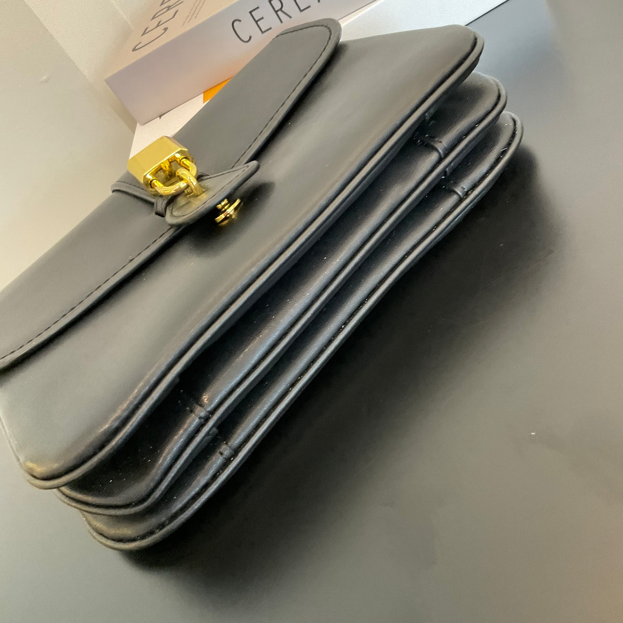 Celine Medium Tabou in smooth พร้อมส่งที่ไทยอีกครั้ง! CELINE SHOULDER BAG VIP หนังเรียบสวยหรู ปรับดับพวงกุญแจสีทองด้านหน้า ด้านในเปิดด้วยด้วยกระดุม แบ่งช่องใส่ของออกเป็นสัดส่วน