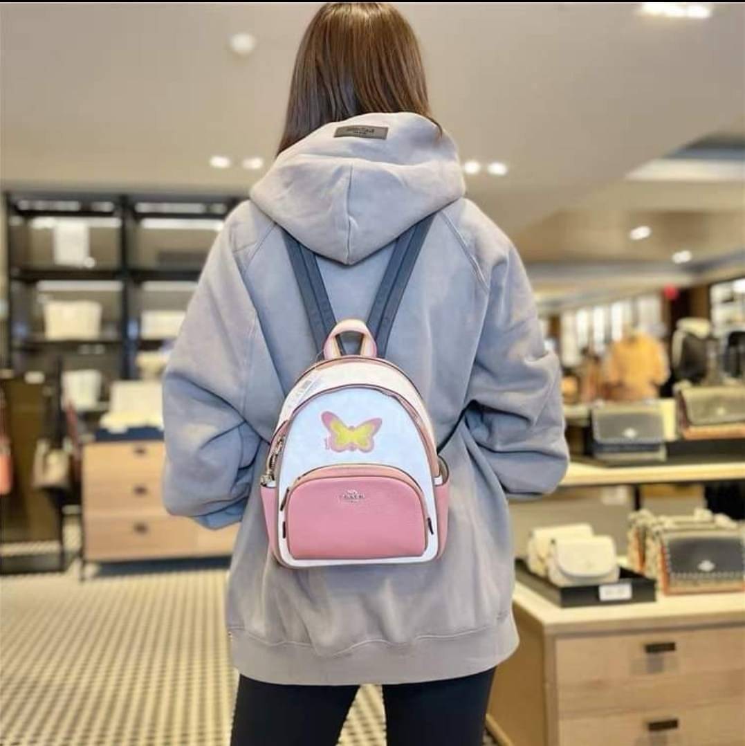 COACH Mini Court Backpack In Signature Canvas With Butterfly / With Radish C8259 C8257 🌈ต่อกันเลย สวยกันก่อน วางน้องไม่ลงเลยจริงๆค่าา😍 พร้อมส่ง! ยังไม่เข้าไทย กับกระเป๋าสะพายหลังแบบมีหูหิ้วในตัว บอกก่อนเลยว่าหนังของน้องทั้งนิ่ม ทั้งสวย อย่