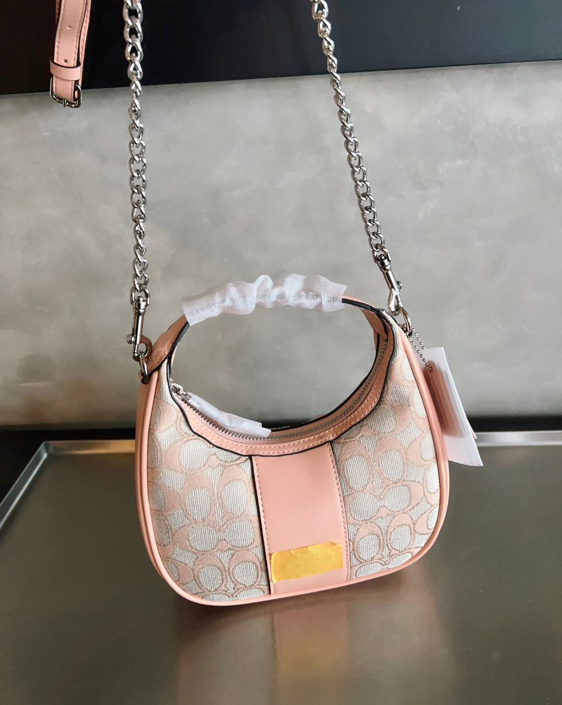 COACH CARMEN MINI CROSSBODY IN SIGNATURE JACQUARD กระเป๋ารูปทรงพระจันทร์โค้งมน น่ารักน่าใช้มากๆ!! เกรดท็อปออริ เกรดดีสุด สลับแท้ 1:1 ใช้ต่างประเทศได้