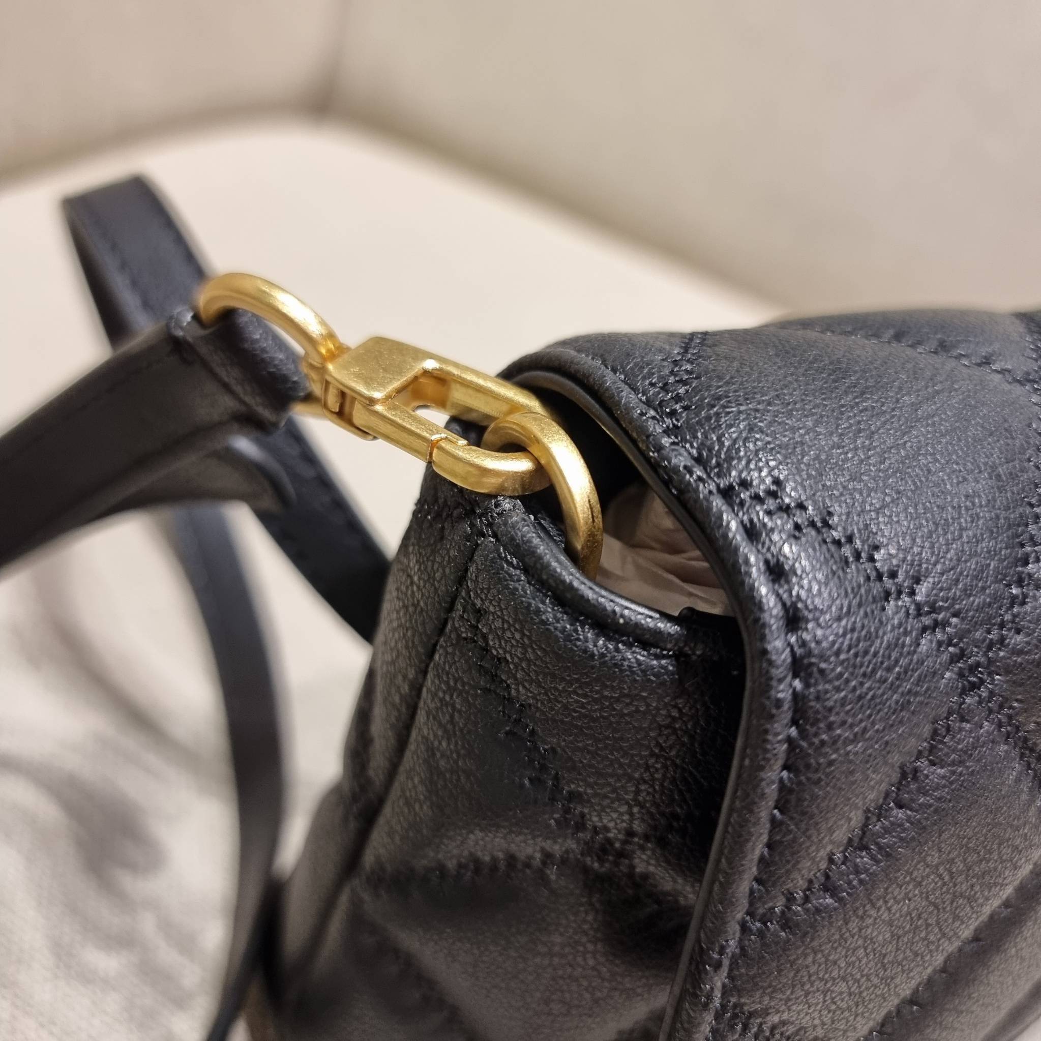 TORY BURCH WILLA MINI SHOULDER BAG ใหม่ล่าสุด พร้อมเสิร์ฟไม่ต้องรอพรีฯ กระเป๋าสะพายดีไซน์เลิศ ทรงสวย กะทัดรัด สะพายคล่องตัว ดีไซน์บุนวม เส้นคมสวยหรู