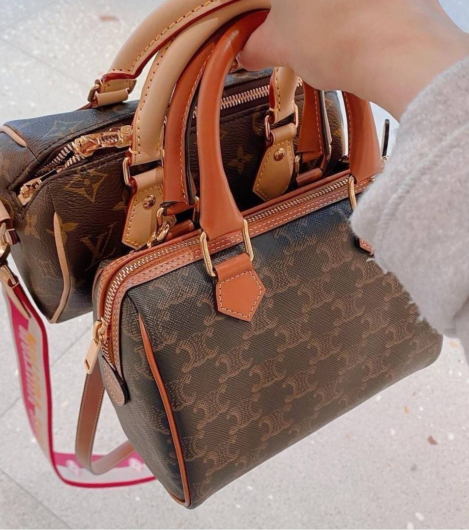 CELINE MINI CROSSBODY BAG VIP วัสดุ Triomphe Canvas สวยอยู่ทรงดีไซน์ยอดนิยมทรง Speedy ไม่มีเอ้าท์ค่ะ เปิดปิดด้วยซิปแบรนด์อะไหล่ทอง ใส่กระเป๋าสตางค์ มือถือ ของจุกจิกได้เยอะ หูจับแข็งแรงพับลงได้ พร้อมสายหนังยาวปรับระดับได้ถอดได้ อะไหล่แบรนด์สีทองหรูมีโลโก้ 