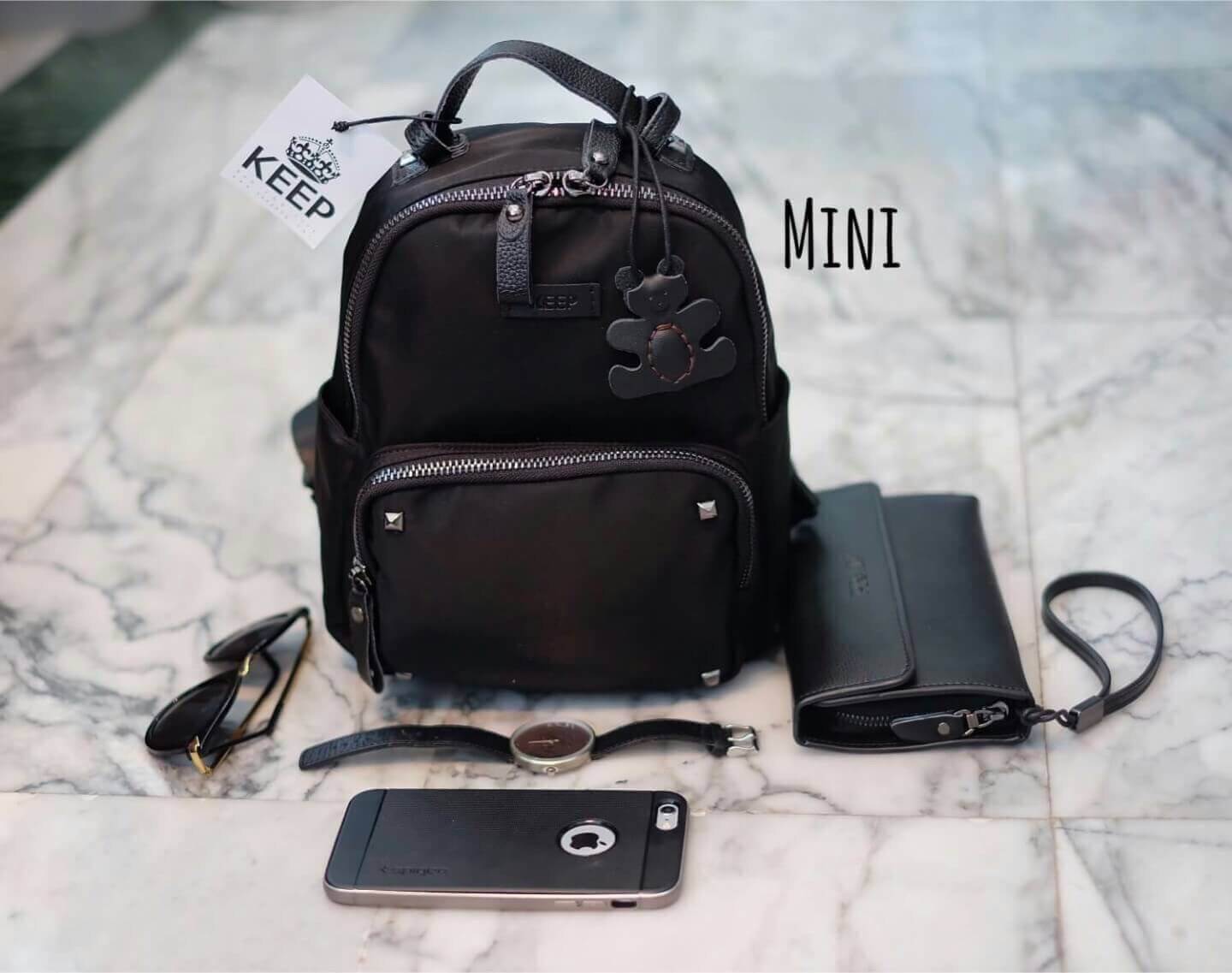 ใหม่สุด !!! เป้Keepไนล่อนห้อยพี่หมีteddy_duo เอาใจสาวๆ ชอบสไตด์ เป้ ทางร้านได้ รุ่น classic ประดับหมุดดำ จาก แบรนด์ keep มาฝากคะ จุดเด่น 💙 กระเป๋า ผ้าไนล่อน น้ำหนักเบา สายหนังแท้ ทนทาน ดีไซด์ ทันสมัย เข้าได้กับทุกชุด สายสะพายมีแผ่นหนังแท้รอง สะพาย