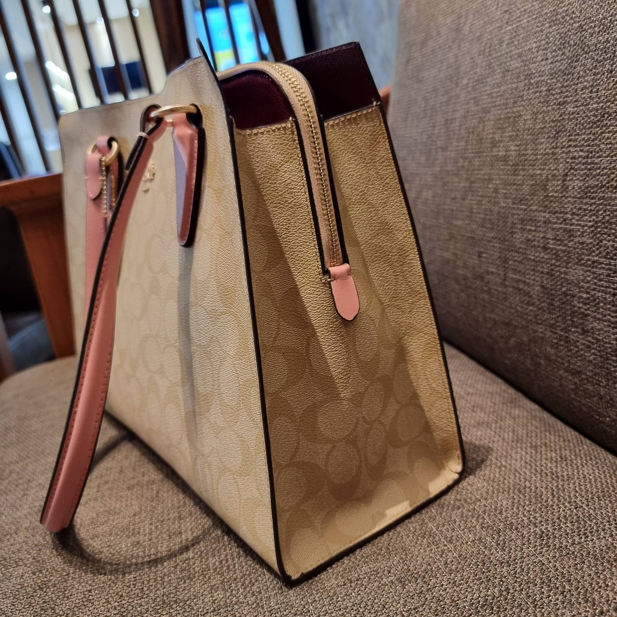 COACH C4075 TATUM CARRYALL IN SIGNATURE CANVAS คอลเลคชั่นใหม่ล่าสุด จัดมาให้ได้สวยก่อนใคร สวยหรูทุกสี!! ลุคผู้ดีต้องมาอีกหนึ่ง กระเป๋าสะพายทรงสวย ที่มาพร้อมสายสะพายไหล่ในตัว และสายครอสบอดี้สำหรับสะพายข้าง วัสดุหนัง crossgrain สวยคมมากๆ ตัวกระเป๋าถูกแบ่งเป