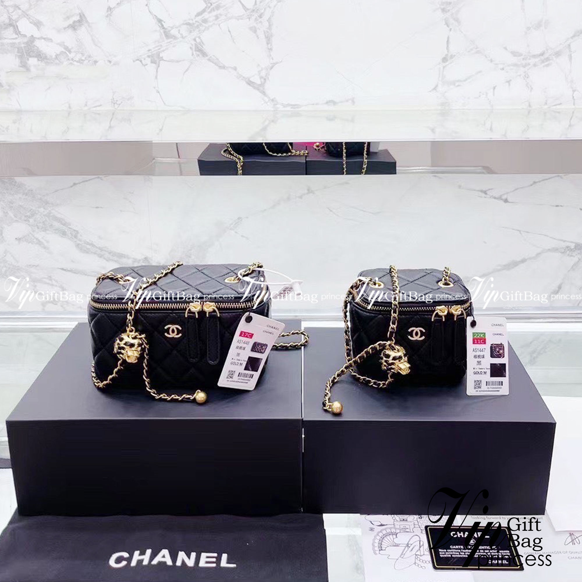 CHANEL Pearl Crush Vanity Case With Classic Chain / Chanel Vanity crossbody bag ฮอตสุด น่ารักสุด กระเป๋าทรงกล่องใบเล็กน่ารัก มี 2 ขนาด งานหนังสวย ตอบโจทย์และครองใจสาวๆ ได้อย่างแท้จริง ดีไซน์เรียบหรู มาพร้อมโลโก้อะไหล่ทองเพิ่มความโดดเด่น เป็นอีกรุ่นที่สาวๆ