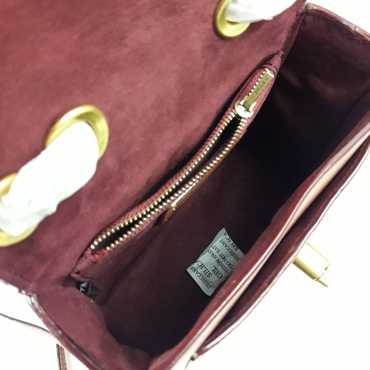 OUTLET 】COACH MADISON CONVERTIBLE BACKPACK 18 IN SIGNATURE CANVAS (C0828) ใบเดียว เปลี่ยนลุคได้เยอะขนาดนี้ ต้องมีแล้ว 🍁ใบนี้ ปรับลุคได้ตามใจสั่งเลย >> เป็นเป้ได้ คล้องไหล่ได้ คลอสบอดี้ได้ หรือจะปรับสายสั้นเก็บด้านในกระเป๋า ถือแบบสวยๆ ดูดีแบบ