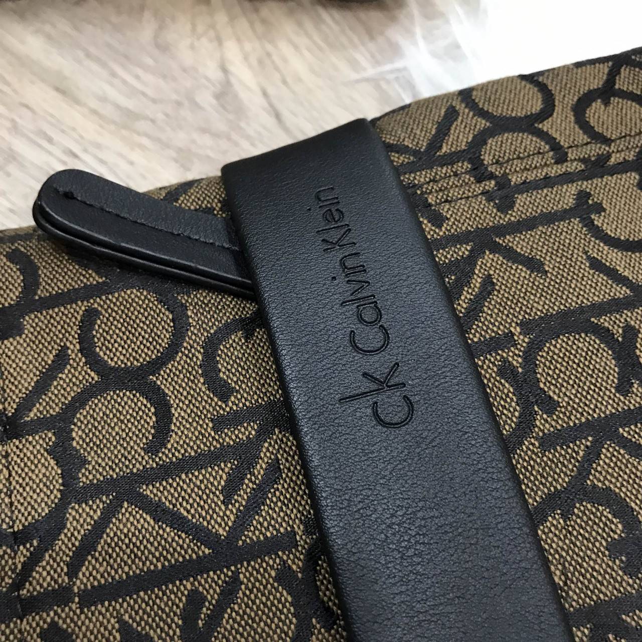 CALVIN KLEIN JEANS CROSSBODY BAG กระเป๋าสะพายรุ่น Limited Edition จาก Calvin Klein Jeans วัสดุ Canvas + Polyester 100% คุณภาพดี เนื้อหนา ลาย Ck ด้านหน้ามีโลโก้ Calvin Klein พร้อมช่องซิป 1 ช่อง เปิดปิด ด้วยซิปสะดวกใช้ ภายในมีโลโก้ เเละช่องซิป ขนาดกำลังดี ใ