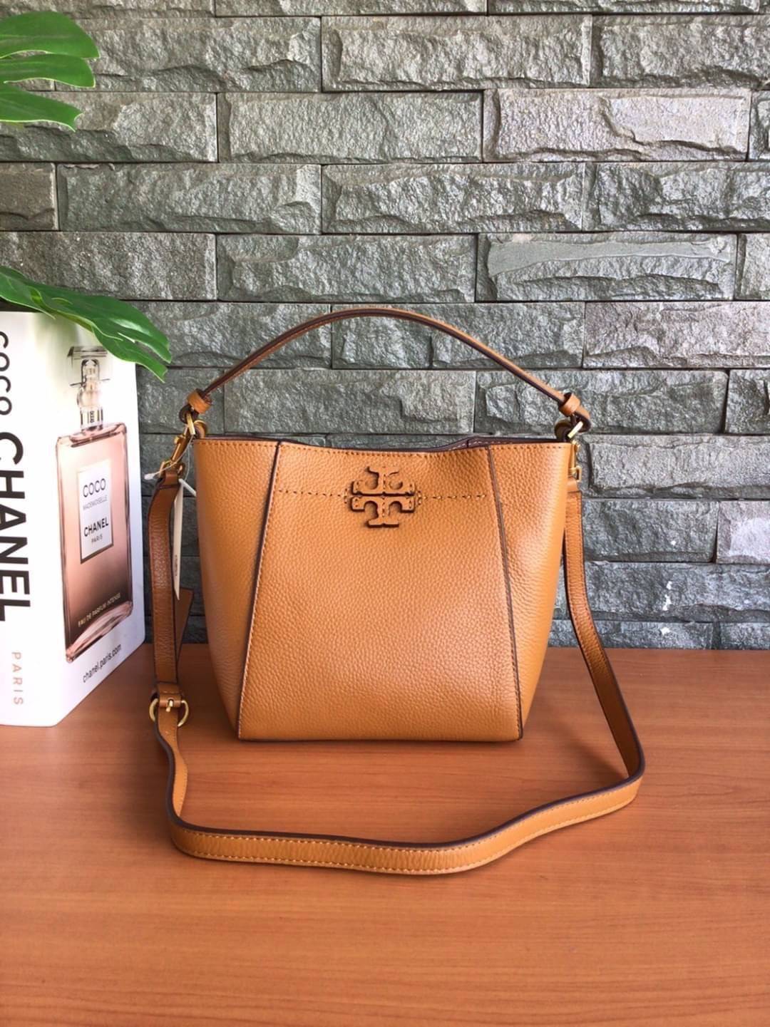 คอลเลคชั่นขายดี มากี่รอบๆ ก็หมดไวทุกรอบ!! TORY BURCH MCGRAW MINI BUCKET BAG กระเป๋าสะพาย และ ถือ คล้องแขน ทรงถัง สะพายได้ 2 ทรง ผลิตจากหนังแท้ หนังลูกวัว หนังนุ่ม หนังหอม น้ำหนักเบามากกก!! หนังลื่น นิ่มสวยมากๆ!! ด้านหน้าประดับโลโก้แบรนด์ ภายในโล่งกว้าง มี