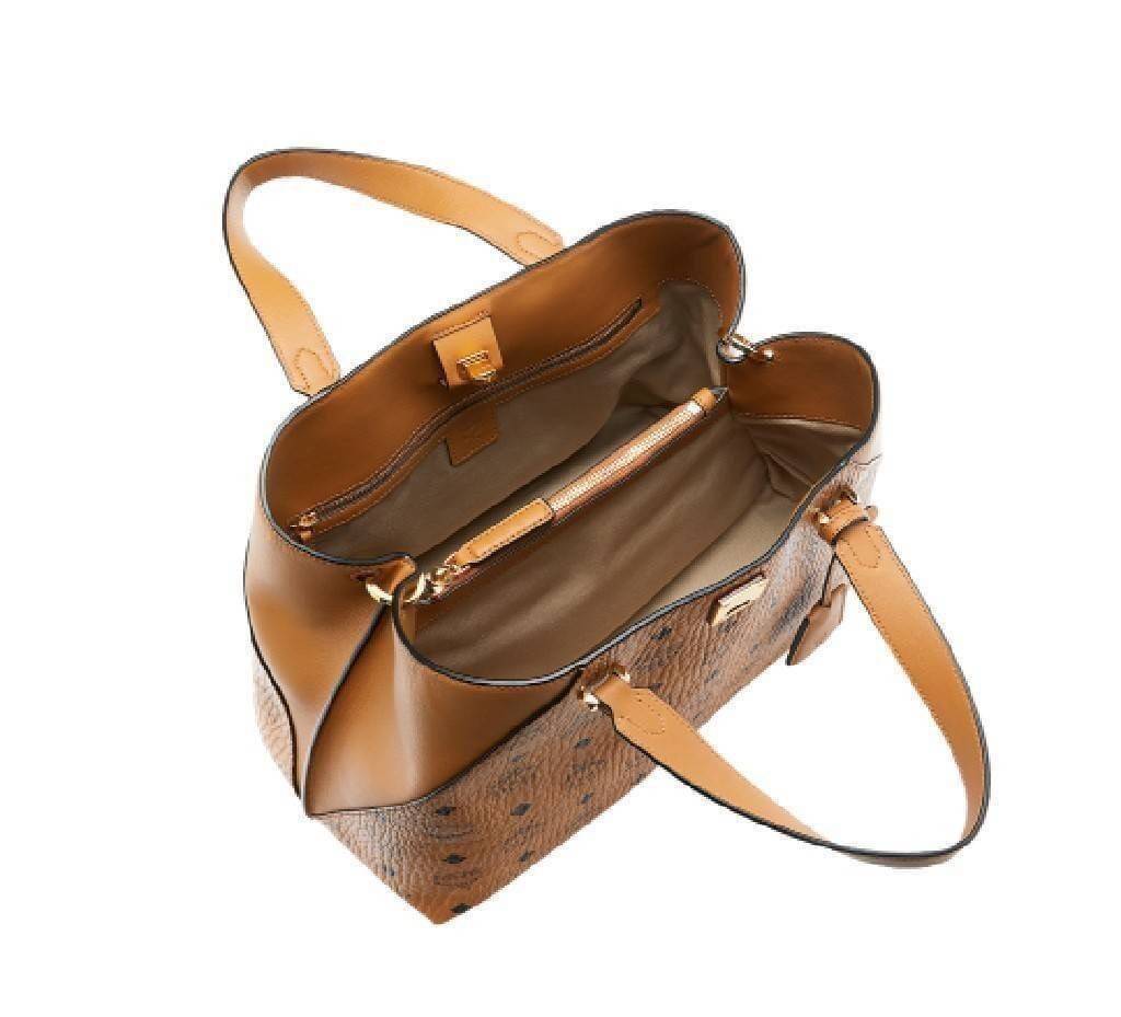 M.C.M ESSENTIAL TOTE IN VISETOS ความจุใจมาพร้อมเสิร์ฟแล้วจ้า ใครที่มองหากระเป๋าทรงโท้ทจุๆ ต้องใบนี้เลย!! กระเป๋าสะพายไหล่/ข้าง ดีไซน์ทรงสวยน่าใช้ วัสดุหนังแคนวาสสลับหนังแท้ ปากกระเป๋ามีตัวบิดล็อคแน่นหนากันของหล่นออกจากกระเป๋า ภายในโล่งกว้าง แบ่งสัดส่วนอย่