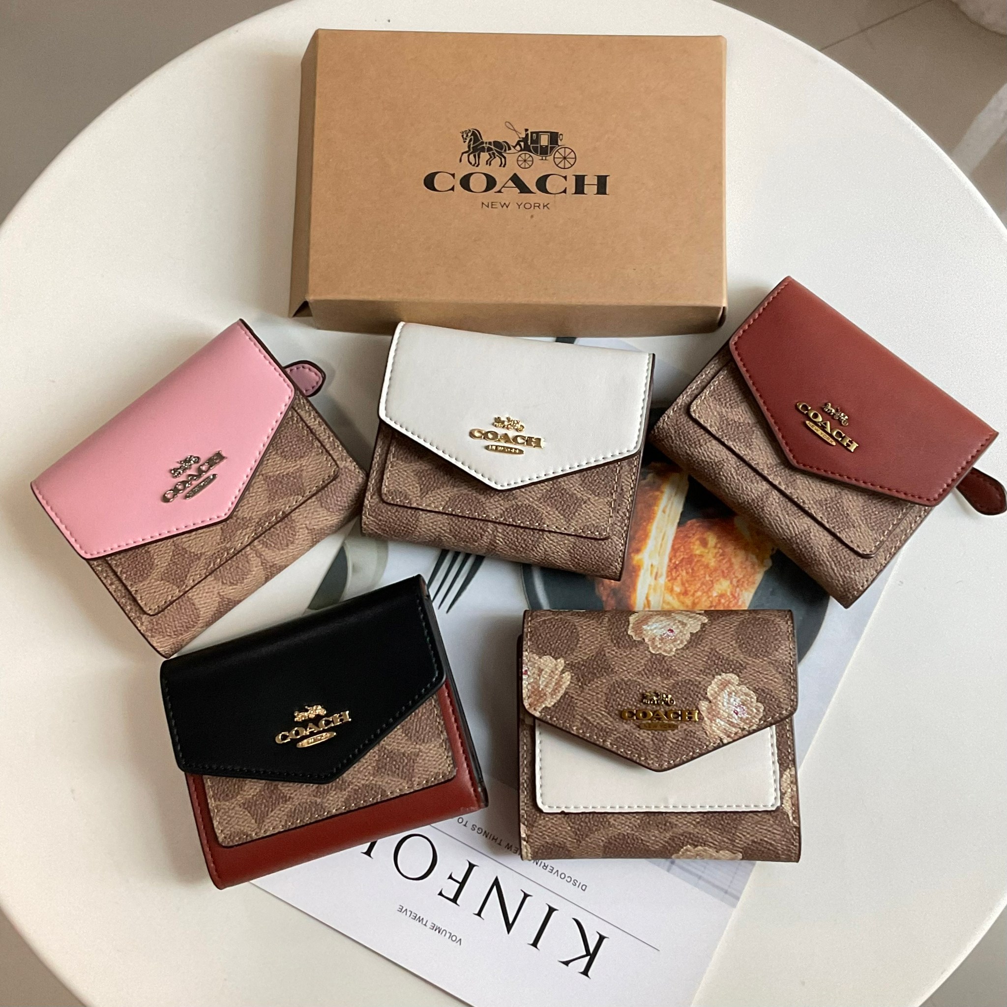 COACH SMALL WALLET IN SIGNATURE CANVAS กระเป๋าสตางค์ใบสั้น แบบพับสองตอน หน้าจดหมาย เปิดปิดด้วยกระดุมปั้มแบรนด์ ด้านในมีช่องใส่บัตรหลายช่อง และช่องใส่ธนบัตร ด้านหลังมีช่องซิปเหรียญอีกหนึ่งช่อง น้ำหนักเบา พกพาสะดวก มีให้เลือกหลายสี ห้ามพลาดค่ะ!