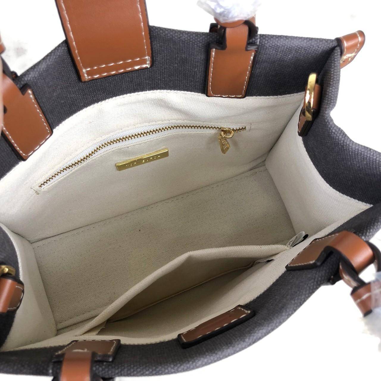 TORY BURCH Ella Mini Stripe Jacquard Tote / TORY BURCH TOTE กระเป๋าถือ หรือสะพาย TORY BURCH เปิด - ปิดกระเป๋าด้วยแม่เหล็ก ด้านในมีช่องซิป 1 ช่อง ช่องใส่ของ 1 ช่อง หูจับสูง 13 cm มาพร้อมสายสะพายยาว สามารถถอดและปรับได้ 3 ระดับค่ะ