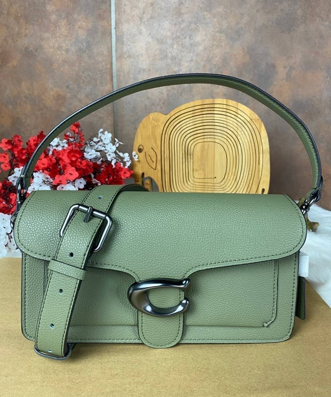 COACH TABBY SHOULDER BAG 26 ((73995)) พัฒนามากจากกระเป๋า Coach รุ่นดังยุค 1970 ทำจากผ้า Canvas เคลือบลายซิกเนเจอร์ หนังลายกรวดและหนังกลับ ด้วยวัสดุคลาสสิค มากับสายที่ถอดได้ถึง 2 สาย ไม่ว่าจะเป็นสายหิ้วหรือสายสะพาย หนังลายกรวดและหนังลูกวัวแบบเนื้อละเอียด แ