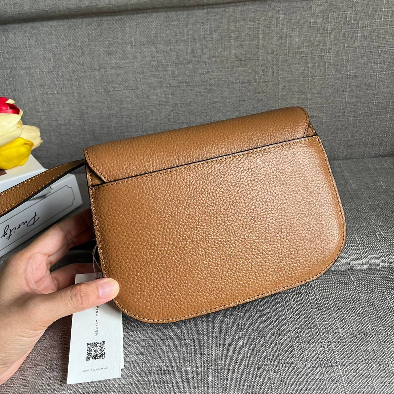 TORY BURCH BRLTTEN SMALL SADDLE BAG / Tory Burch Britten Flap Shoulder Bag กระเป๋าสะพายข้าง วัสดุหนังแกะแท้ ด้านหน้าประดับโลโก้แบรนด์ เปิด-ปิดกระเป๋าแบบกระดุมแป็กแม่เหล็กแน่นหนา ภายในมีช่องหลัก ใส่กระเป๋าเงินใบกลาง มือถือได้ทุกรุ่น มีช่องแยกใส่ของจุกจิกอี