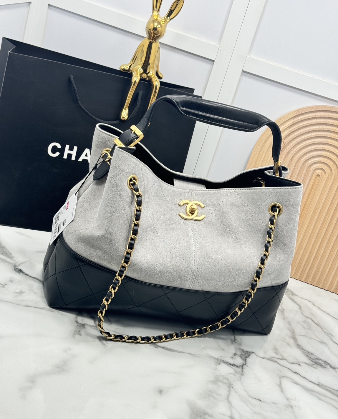 ORI หนังแท้ | CHANEL Shopping Bag 25A Suede Bag กระเป๋าช้อปปิ้งทรงโท้ทหนังกลับสีทูโทน ในคอล Métiers Dart 2024/25 ดีไซน์ใหม่หนังกำมะหยี่โทนเทา ใช้งานง่าย สวยหรูดูแพง