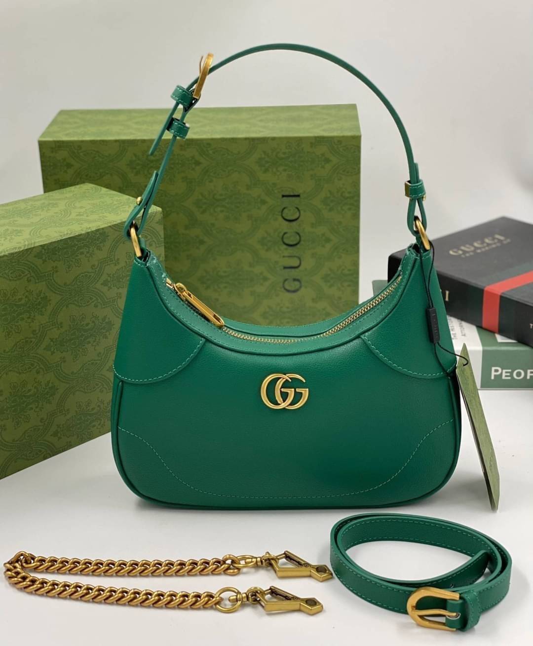 GUCCI Aphrodite small shoulder bag กระเป๋าสะพายทรงคลาสสิค ดีไซน์ย้อนยุคผสานความโมเดิร์นด้วยรูปทรงพอช ที่ใช้งานได้ทุกสไตล์ วัสดุหนังแคนวาส ทนทาน ภายในกระเป๋าเป็นช่องโล่ง