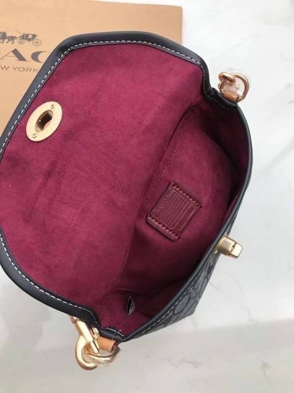 คอลเลคชั่นใหม่ ทั้งสวยทั้งคุณภาพค่ะ COACH KARLEE CROSSBODY BAG พร้อมส่ง ได้ไปไม่ผิดหวังแน่นอนค่ะ! สวยๆแบบคนดังระดับโลกกันค่าา กระเป๋าสะพายแบบครอสบอดี้ร์ หนังแท้นิ่มสวยงามมากๆค่ะ รูปทรงน่ารักกระทัดรัด เปิดปิดกระเป๋าแบบหมุนล็อค ภายในสามารถ