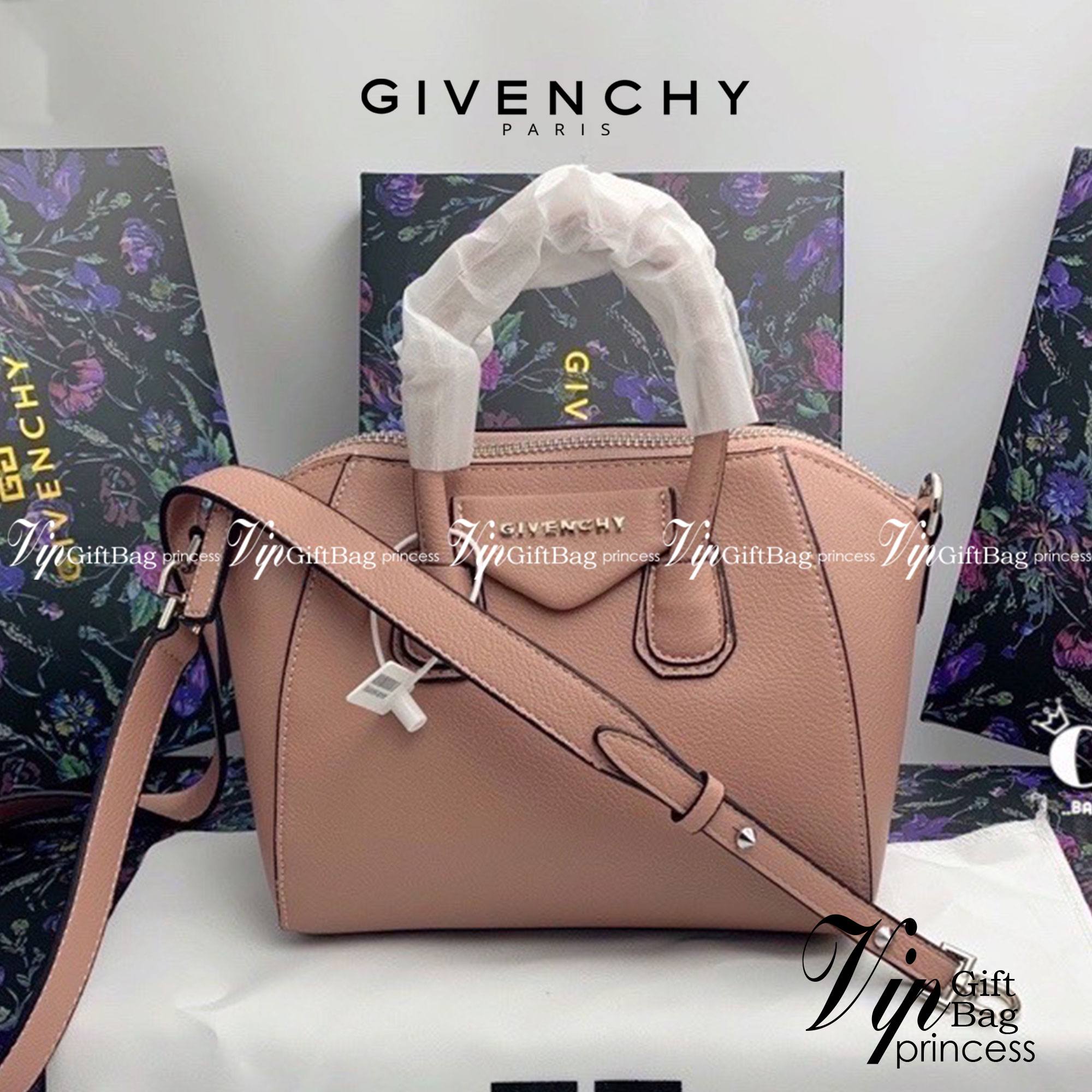 Givenchy Antigona Mini leather shoulder bag กระเป๋าสะพายทรงหมอน งานซิปบน หนังเรียบ อะไหล่เงิน มาพร้อมสายสะพายยาวถอดออกถือได้ กระเป๋าสุดคลาสสิก ใบเดียวก็เอาอยู่ Day to Night Bag เข้าได้กับลุค Smart Casual ด้วยทรงกระเป๋าที่ฐานกว้างใส่ของใช้ที่จำเป็นได้ทุกอย