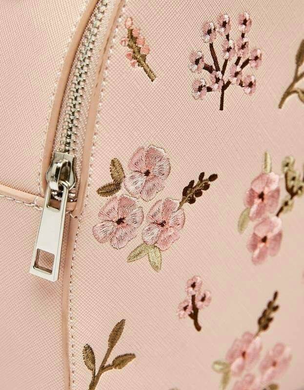 Bershka backpack bag ✔️รุ่นหายากค่ะ กระเป๋าสะพายหลัง หนังซาฟเฟียโน่ ด้านหน้าปักรูปดอกไม้ งานปักเน้นๆ สวยงามมากๆค่ะ เปิดปิดกระเป๋าแบบซิป ภายในโล่ง ใส่ของได้จุนะค่ะ สายสะพายด้านหลังเลื่อนปรับฟรีไซด์ค่ะ รุ่นนี้ขนาดกำลังดี น้ำหนักเบา ใบจริงน่ารักน่าใช้