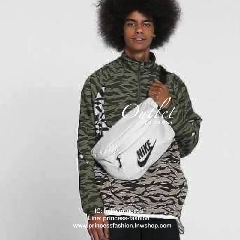 Nike Tech hip pack กระเป๋าคาดเอว Nike Tech รุ่นใหม่ชนช้อป!! ให้คุณหยิบใช้อุปกรณ์กีฬาและพกพาได้อย่างง่ายดาย พร้อมโดดเด่นด้วยกระเป๋าซิป 2 จุดสำหรับเก็บสิ่งของ และสายกระเป๋าแบบปรับได้เพื่อให้แนบกับลำตัว ใช้งานได้คล้องตัว ใส่ของได้จุสมใจเลยคร้า