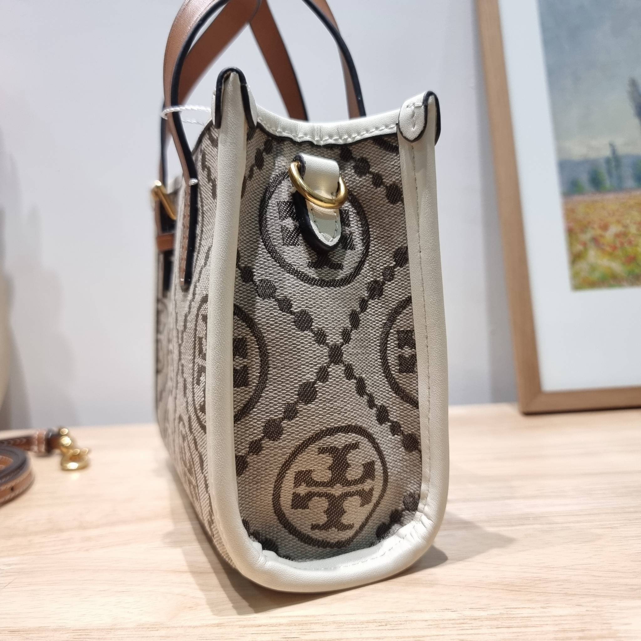 TORY BURCH MINI T MONOGRAM SQUARE TOTE รุ่นใหม่ล่าสุด คิ้วท์กว่าใคร! กับไอเท็มโมโนแกรมสุดฮิต กระเป๋าทรงโท้ทไซส์มินิ น่ารักน่าใช้มากๆ ให้คุณได้เพลิดเพลิน และคล่องตัวมากๆ