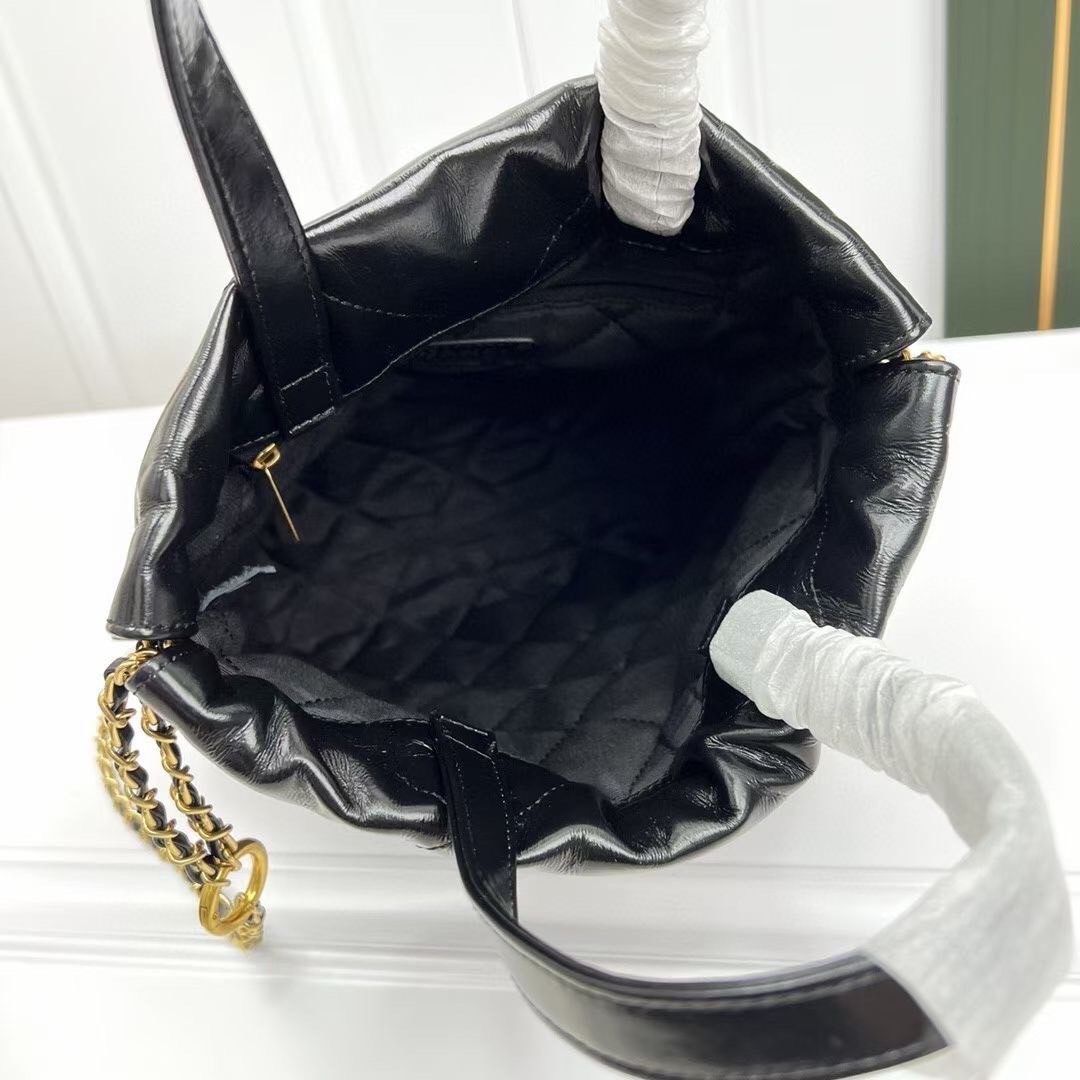 Chanel 22 backpack (small) กระเป๋าสะพายหลัง หนังเคลือบเงาและโลหะสีทองต่อยอดจากรุ่น ss22 ที่ ฮอตข้ามปีเพิ่มขนาดและหูถือยิ่งดูดีไปมากค่ะ