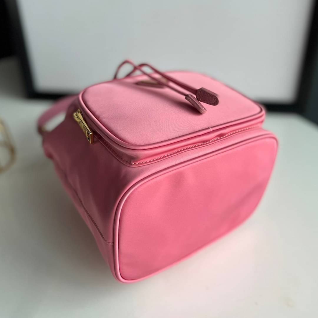 Prada Duet Re-Nylon Bucket shoulder bag / Prada Nylon bucket bag Pastel เกรดใช้สลับใบจริง ออริจินอล ใช้งานต่างประเทศได้ น้องสาวสุดสวยมาให้จับจองอีกหนึ่ง สีพาสเทลน่ารักละมุนมากๆ ค่ะ กระเป๋าสะพายข้าง ทรงขนมจีบ ไซส์มินิ ขนาดน่ารักน่าใช้มาก วัสดุขอบหนังแท้ แล