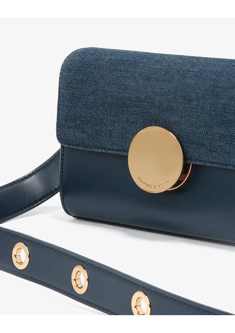 CHARLES AND KEITH CIRCULAR BUCKLE CROSSBODY BAG กระเป๋าสะพายครอสบอดีทรงคลัช ใบเล็กหนังเรียบสวย กระเป๋าสะพาย crossbody หนัง PU เรียบสวย สามารถถอดสายถือแบบคลัชได้ ด้านหน้าประดับด้วยตัวล็อค สุดเก๋ เป็นแผ่นกลมสีทองและสีเงิน ปั๊มแบรนด์ มาพร้อมสายสะพาย สามารถปร