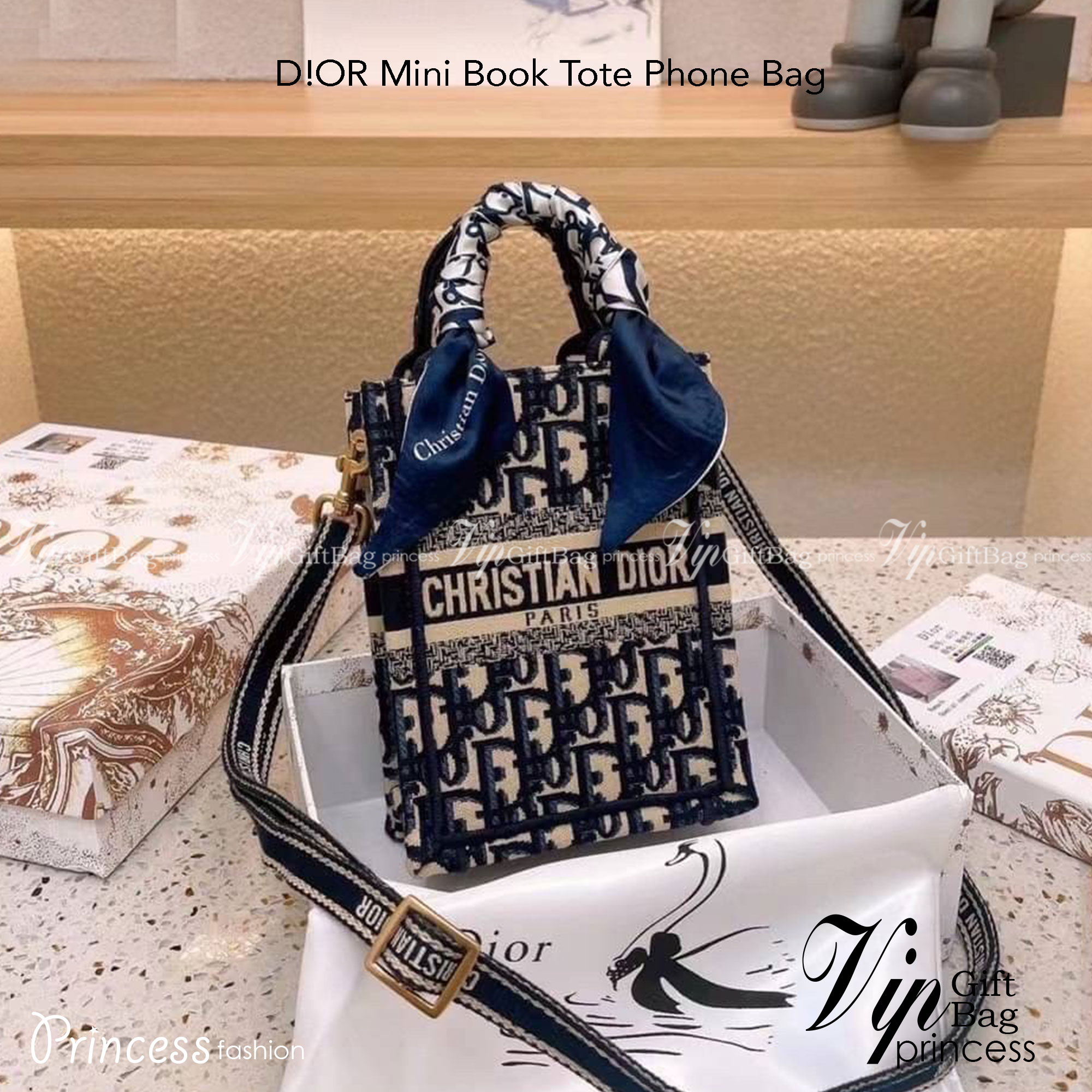DIOR Mini Book Tote Phone Bag กระเป๋าสะพายทรงมินิโท้ท Shopping พร้อมสายสะพายสวยคลาสสิคถอดได้ ถือหรือสะพายได้ พกพาสะดวก ใช้งานง่ายสุดๆ วัสดุงานทอละเอียดคุณภาพดี ภายในเป็นช่องโล่ง ใบจริงงานสวยเกินเบอร์!! สวยงามเกินราคา ไม่ผิดหวังจ้า