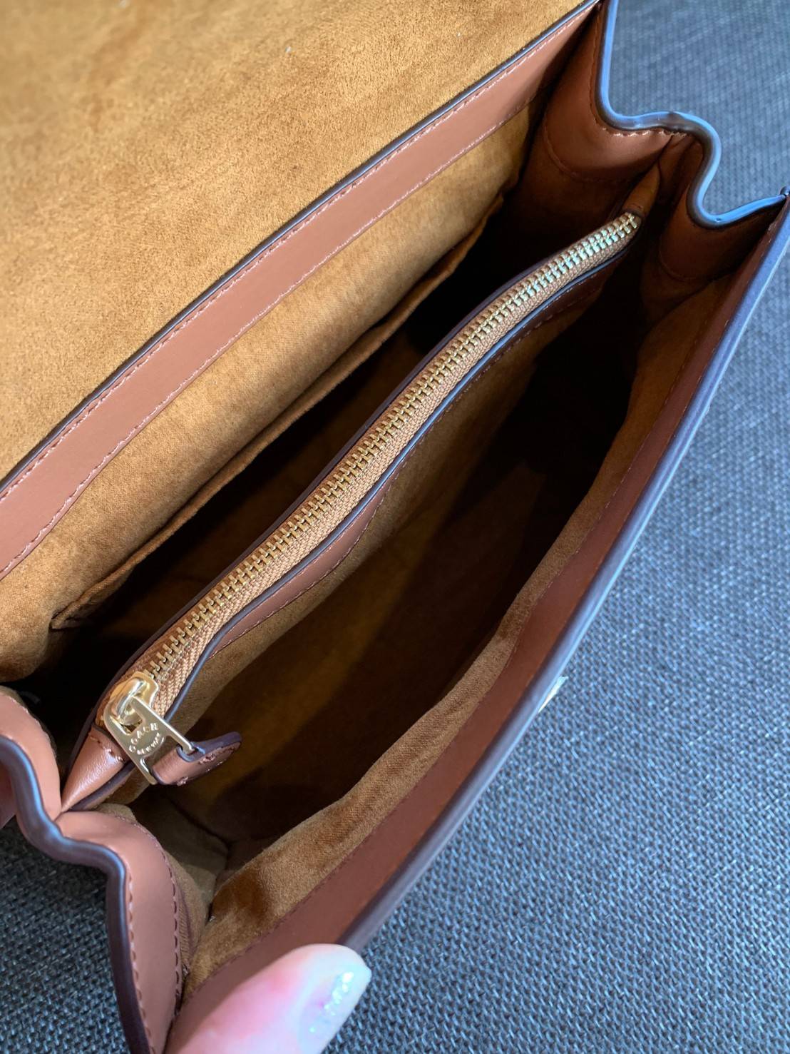 สวย หรู ดูดี รุ่นนี้กัยเลยค่า!! COACH TILLY TOP HANDLE SATCHEL IN SIGNATURE ((76620)) พร้อมส่งความสวย ห้ามพลาดค่ะ! กระเป๋าหิ้ว//คล้องมือ//สะพายข้างได้ ทรงสวย หนังแท้เรียบ+ลายCได้สวยงามค่ะ เปิดปิดกระเป๋าแบบหมุนล็อค ภายในมีช่องหลักใส่ของ2ช่อง สามารถใส่กระเป