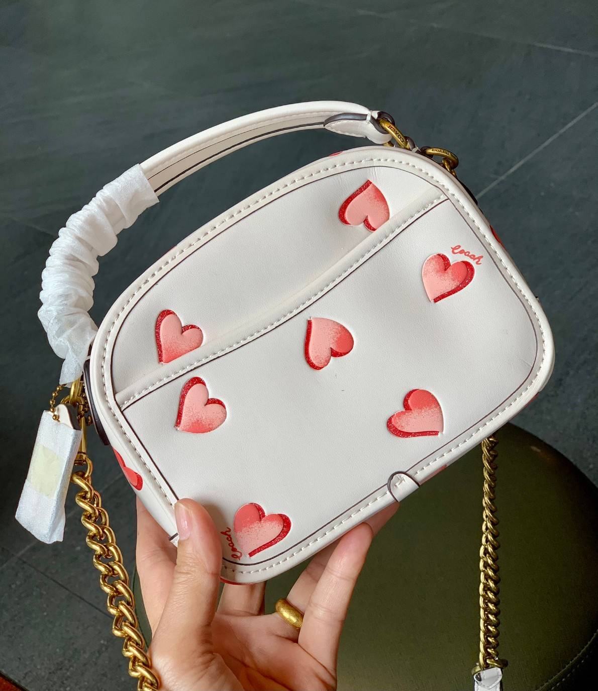 COACH LUNCHBOX TOP HANDLE WITH HEART PRINT ((C3920)) พร้อมส่งความน่ารักที่ไทย ตามมาติดๆค่ะ!! กระเป๋าสะพายข้างหรือแบบหิ้วออกงานเกร๋ๆได้เลยค่ะ หนังแท้อย่างดีสวยงามมากค่ะ ❤️จุดเด่นของรุ่นคือปริ้นลายหัวใจแบบ3D ทั้งใบ