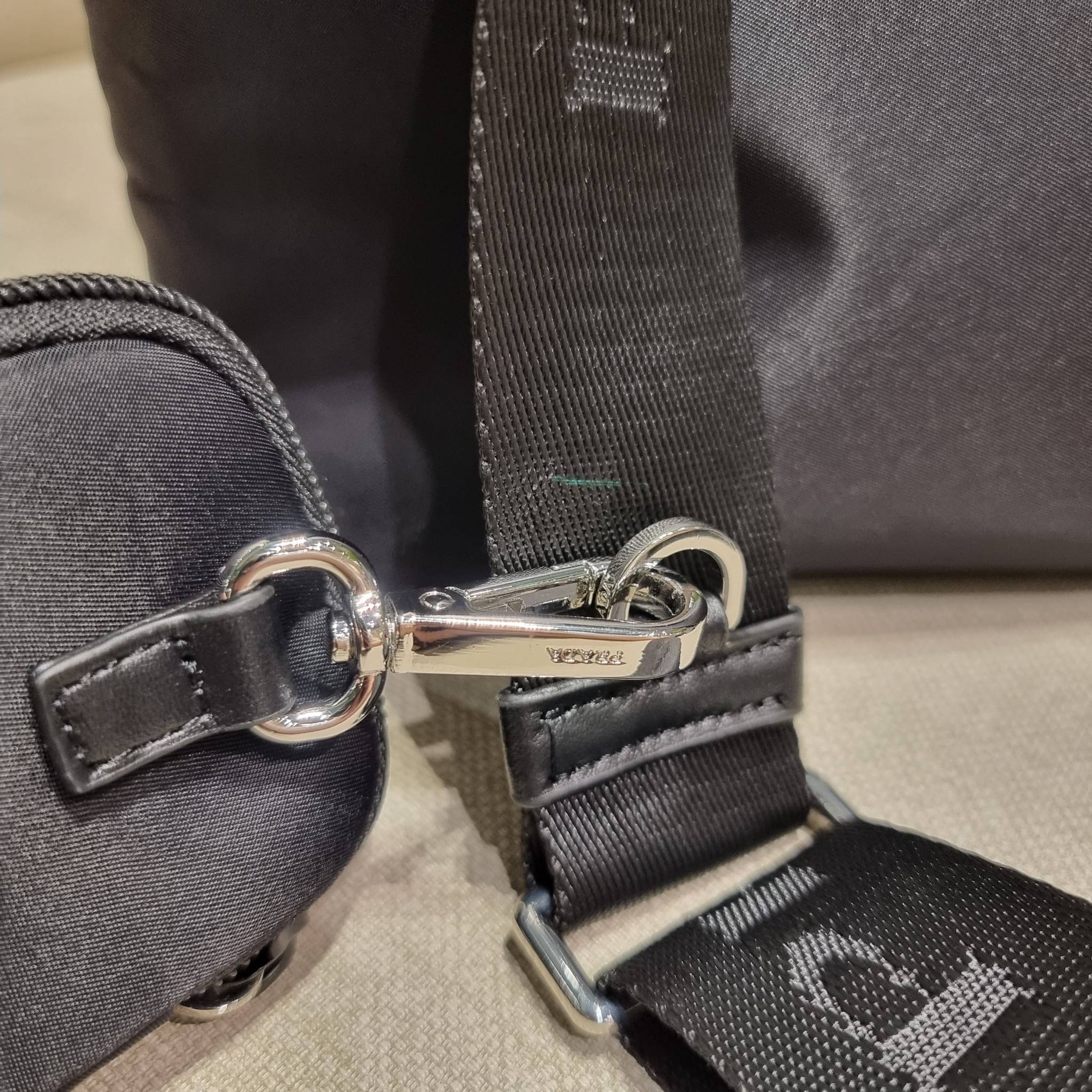 PRADA RE-NYLON TESUTO TOTE BAG กระเป๋าทรงช้อปปิ้ง ขนาดกำลังสวย รุ่นหายาก ขายดีตลอดกาล!!ด้วยรูปทรงที่ใช้งานง่ายและสะดวก ทำให้ครองใจทั้งสาวๆและหนุ่มๆได้ไม่ยาก วัสดุผ้าไนล่อนคุณภาพ พร้อมใบลูก ไว้ใส่เหรียญ ใส่กุญแจได้สารพัด ปากกระเป๋ามีซิปปิดกันของหล่น ภายในเ