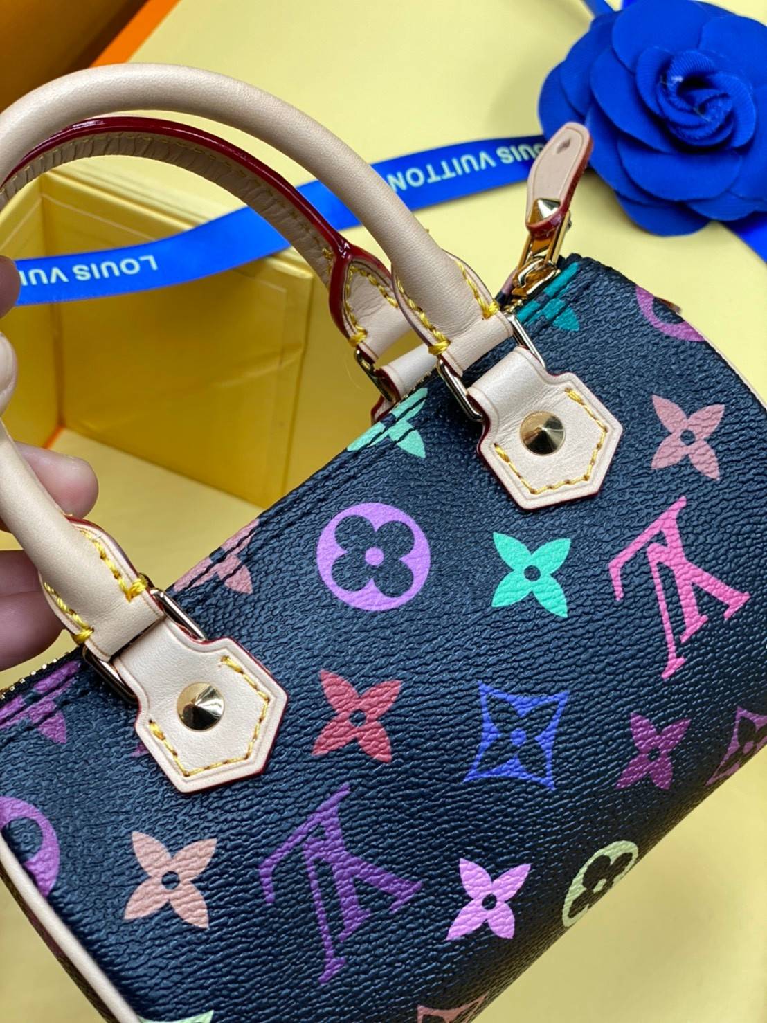 VIP 】LOUIS VUITTON Monogram Multicolor Mini Speedy พร้อมส่งความน่ารักค่ะ! กระเป๋าทรงหมอนไซด์มินิ หนังแกะแท้นิ่มสวยงามค่ะ เปิดปิดกระเป๋าแบบซิป ภายในสามารถใส่มือถือได้ กระเป๋าเงินใบกลางได้ พาสปอร์ตได้ค่ะ
