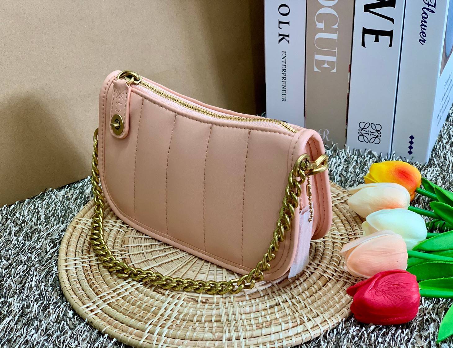 COACH SWINGER 20 WITH QUILTING ((C3490)) พร้อมส่งที่ไทย ออกใหม่ล่าสุดค่ะ! กระเป๋าหิ้วหรือคล้องไหล่ ใบขนาดกระทัดรัด หนัง Nappa แบบนวมล่าสุดค่ะ! เปิดปิดกระเป๋าแบบหมุนล็อค ภายในสามารถใส่มือถือได้;กระเป๋าเงินใบสั้นได้;พาสปอร์ตได้;พร้อมช่องเสียบบัตรได้อีกสามช่