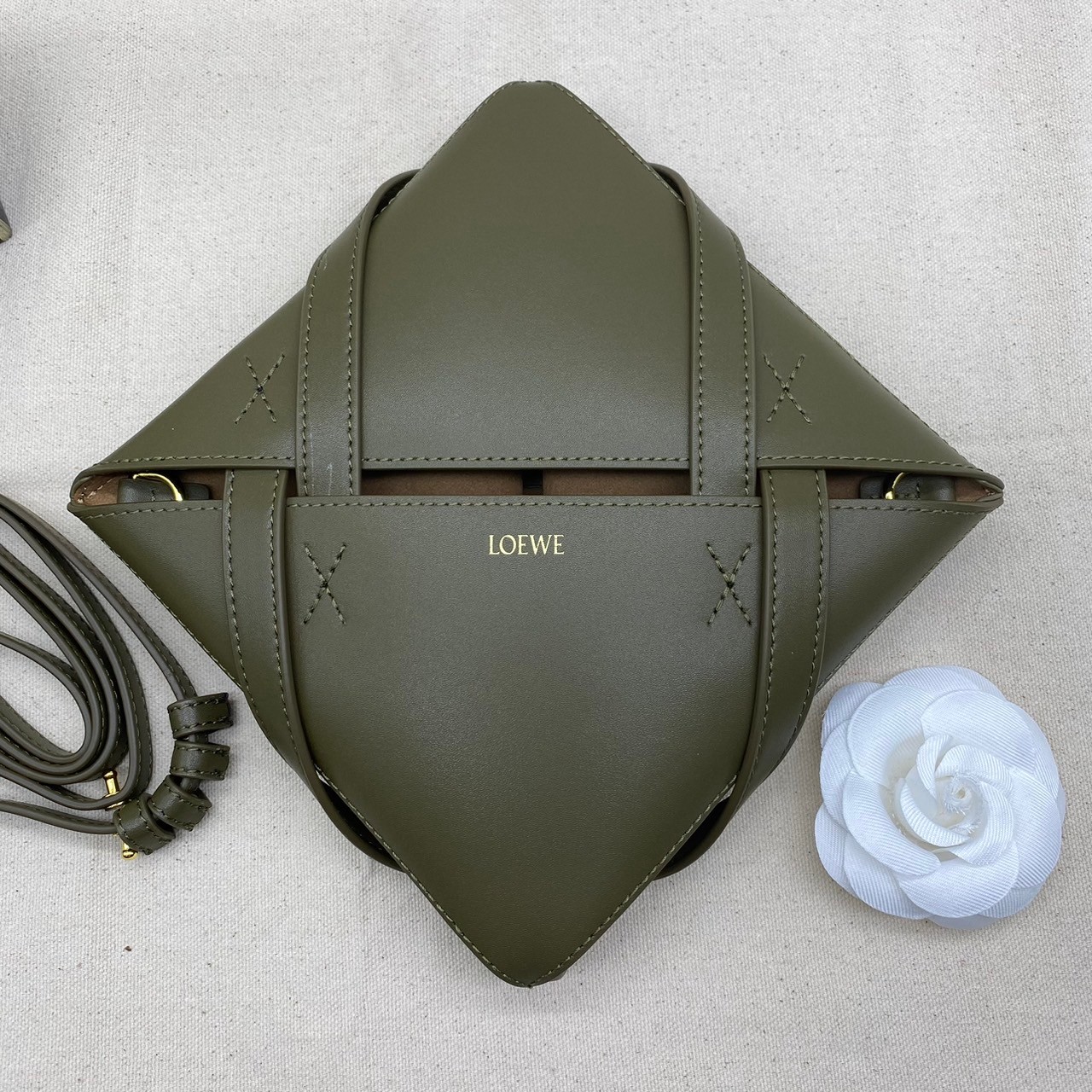 LOEWE Mini Puzzle Fold Tote in shiny calfskin / LOEWE TOTE BAG 18cm พร้อมส่ง กระเป๋าทรงโท้ท ขนาดมินิ ใช้งานง่ายเรียบหรู จุของได้เยอะ หนังเรียบสวยอยู่ทรงมาพร้อมสายสะพายยาวถอดได้ พับเก็บได้เป็นเอกลักษณ์