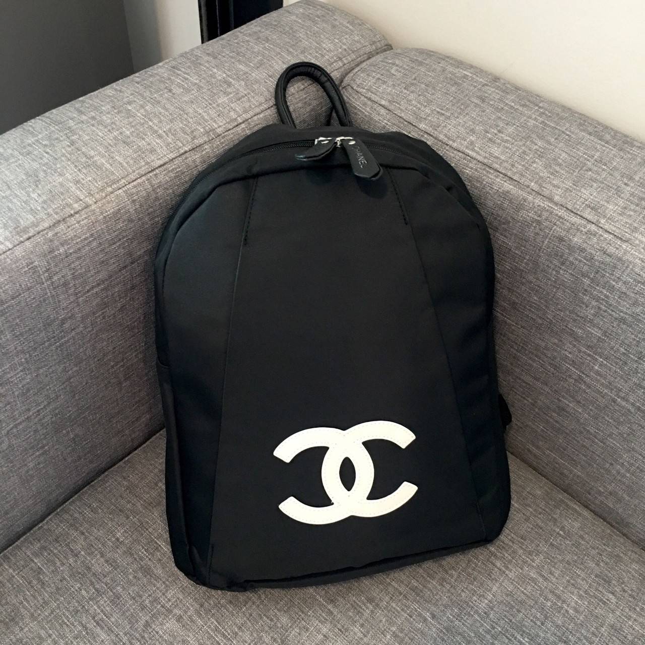 CHANEL VIP GIFT NYLON BACKPACK กระเป๋าเป้ Limited Edition VIP Gift With Purchase (GWP) ของเเท้จาก Chanel Perfumes Counter วัสดุ NYLON เนื้อหนาสีดำตัดโลโก้แบรนด์สีขาว เปิดปิดด้วยซิป หัวซิปแบรนด์ ขนาดกำลังดี น้ำหนักเบา กันนำ้ดูแลรักษาทำความสะอาดง่าย มีหูหิ้