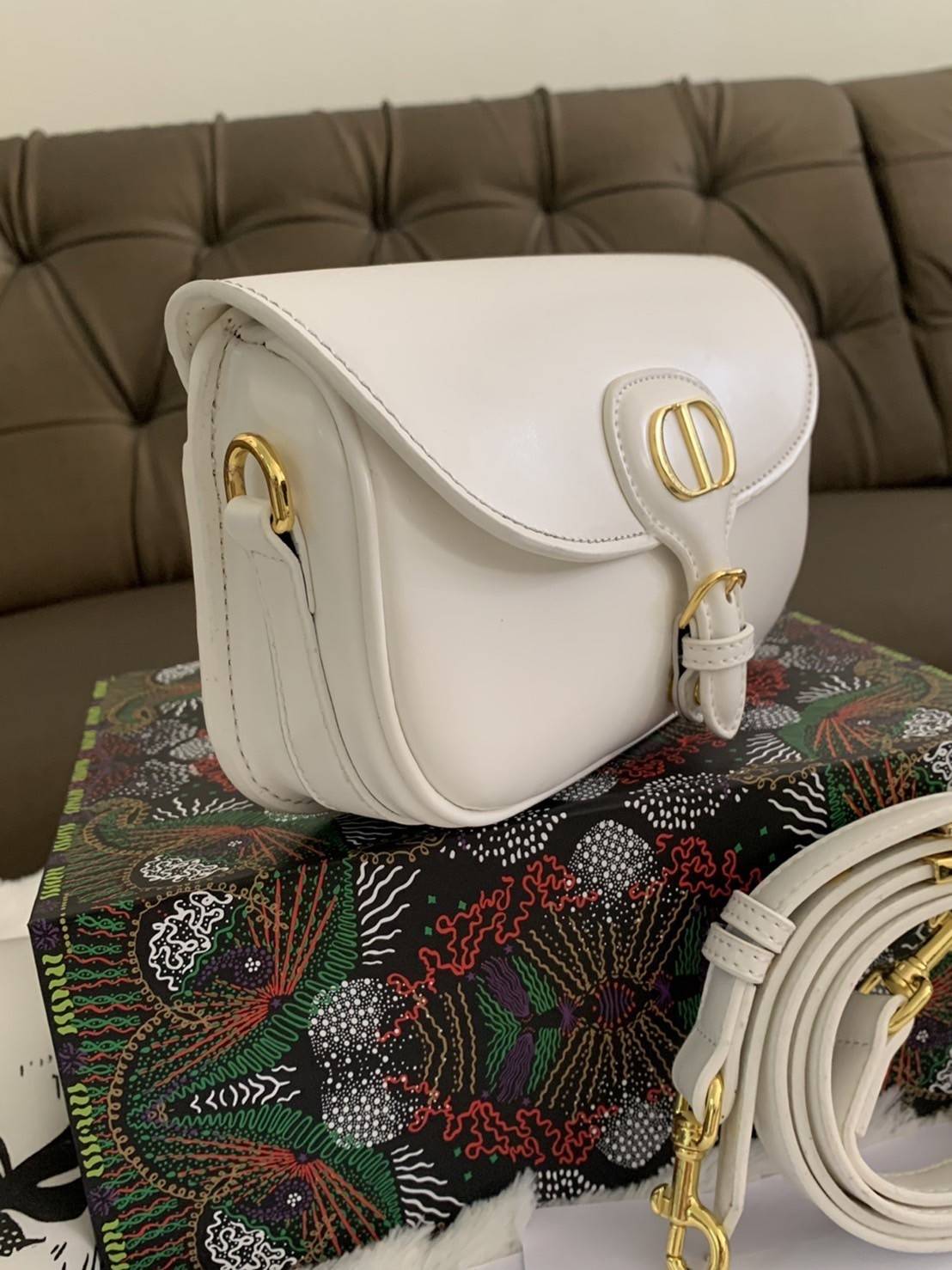 DIOR BOBBY EAST-WEST BAG (GWP) พรีเมี่ยมกิ้ฟ Limited Edition กระเป๋าสะพายขนาดกระทัดรัด น่ารักมากมาย วัสดุหนังแท้ (Calfskin) อะไหล่ทอง ตกแต่งด้านหน้ากระเป๋าแบบหัวเข็มขัด ประดับโลโก้ CD ด้านหลังสกรีนตัวอักษร "30 MONTAIGNE" มีช่องสำหรับเก็บของหนึ่ง