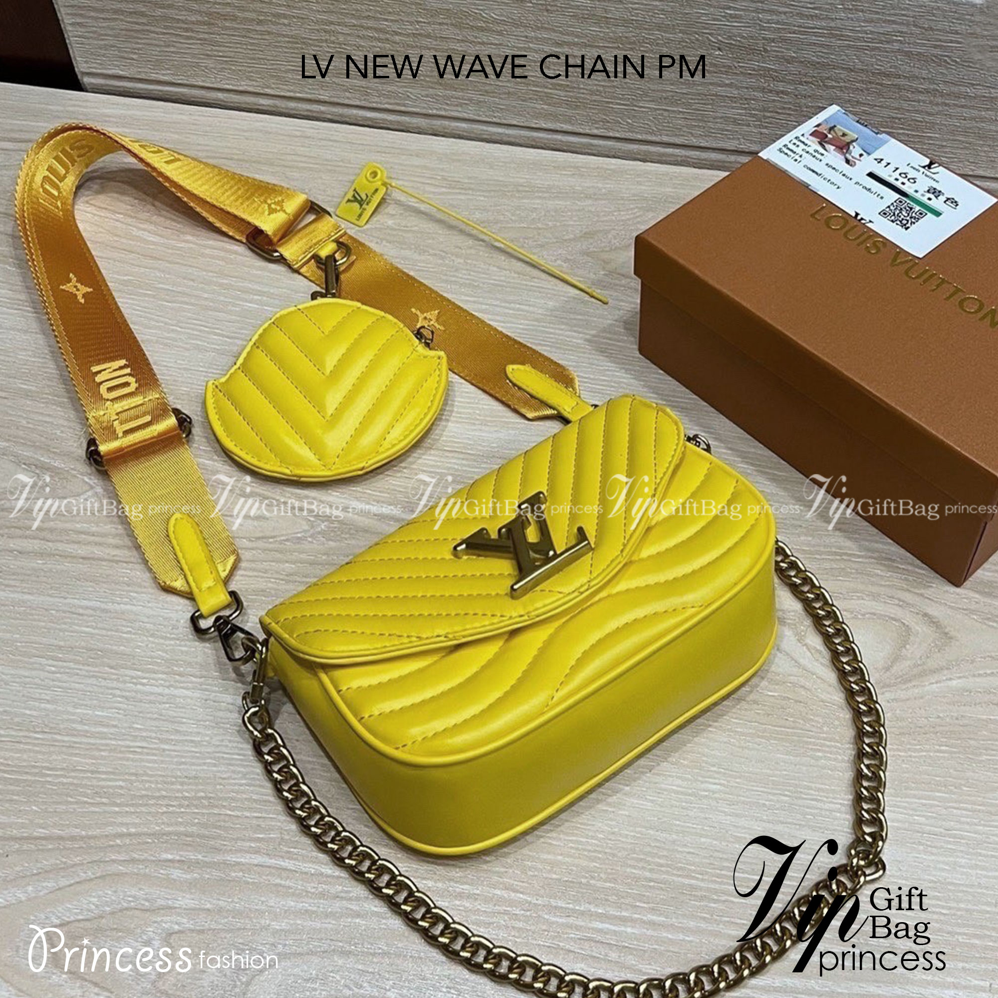 LV NEW WAVE CHAIN PM / New Wave Pochette Multi Bag กระเป๋าสะพายมัลติฟังก์ชั่น Set 2 ใบสวยคุ้มค่าน่าใช้ มาพร้อม box set ดีงาม ลูกเล่นคลาสสิคผสานความวินเทจ มีสายสะพายให้ 2 เส้น และกระเป๋าใบลูก เล็กน่ารัก ภายในเป็นช่องโล่ง แบ่งสัดส่วนมีช่องย่อย ใบนี้ปรับใช้ไ