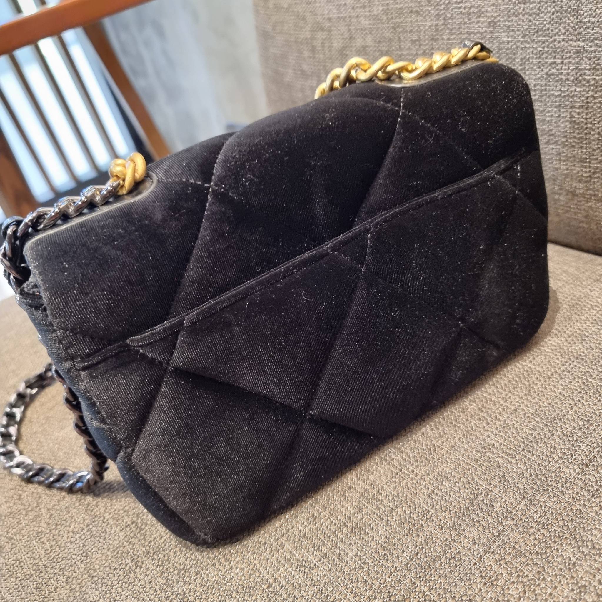 ไม่มองไม่เหลียวไม่ได้แล้ว!! ความหรูที่โดดเด่นจากผ้ากำมะหยี่ สร้างดีเทลผู้ดี ลูกคุณมากๆ Chanel vip boutique กระเป๋าสะพายจาก duty free ในราคาสุดประหยัด!! ดีไซน์เลิศ ตกแต่งด้วยโซ่ทูโทน ลงตัวแบบไม่มีที่ติ เปิด-ปิดด้วยตัวบิดล็อค ภายในโล่งกว้าง ใส่กระเป๋าสตางค์