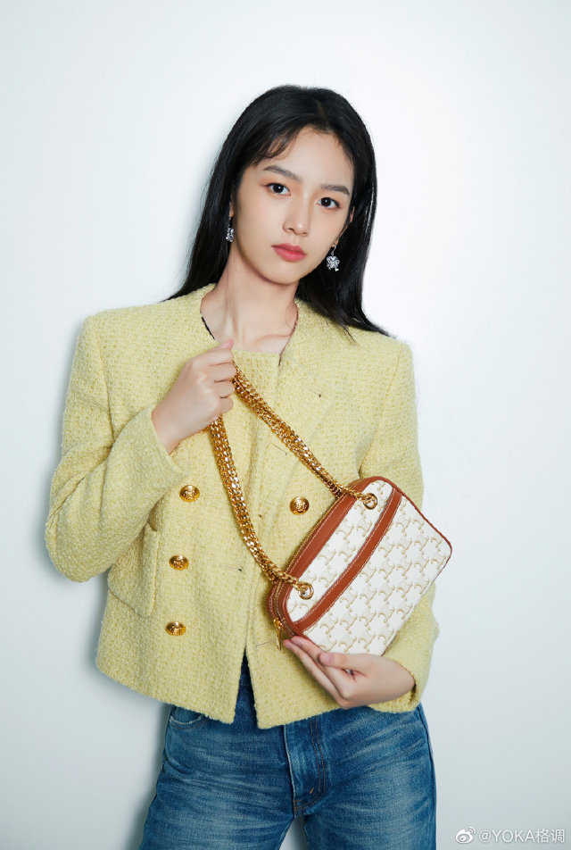 VIP GIFT 】หนังแท้ CELINE SMALL PATAPANS IN TRIOMPHE CANVAS AND CALFSKIN ดีไซน์สวยหรูฮิตสุดในเกาหลี! หนังสวยอยู่ทรง เปิดปิดด้วยซิปแบรนด์สีทอง ภายในโล่งกว้างและจุสามารถใส่มือถือ กระเป๋าสตางค์ ของใช้ได้เยอะ สายสะพายโซ่อะไหล่ทองหรูเลื่อนได้จะใช้สายคู่สะพายไหบ