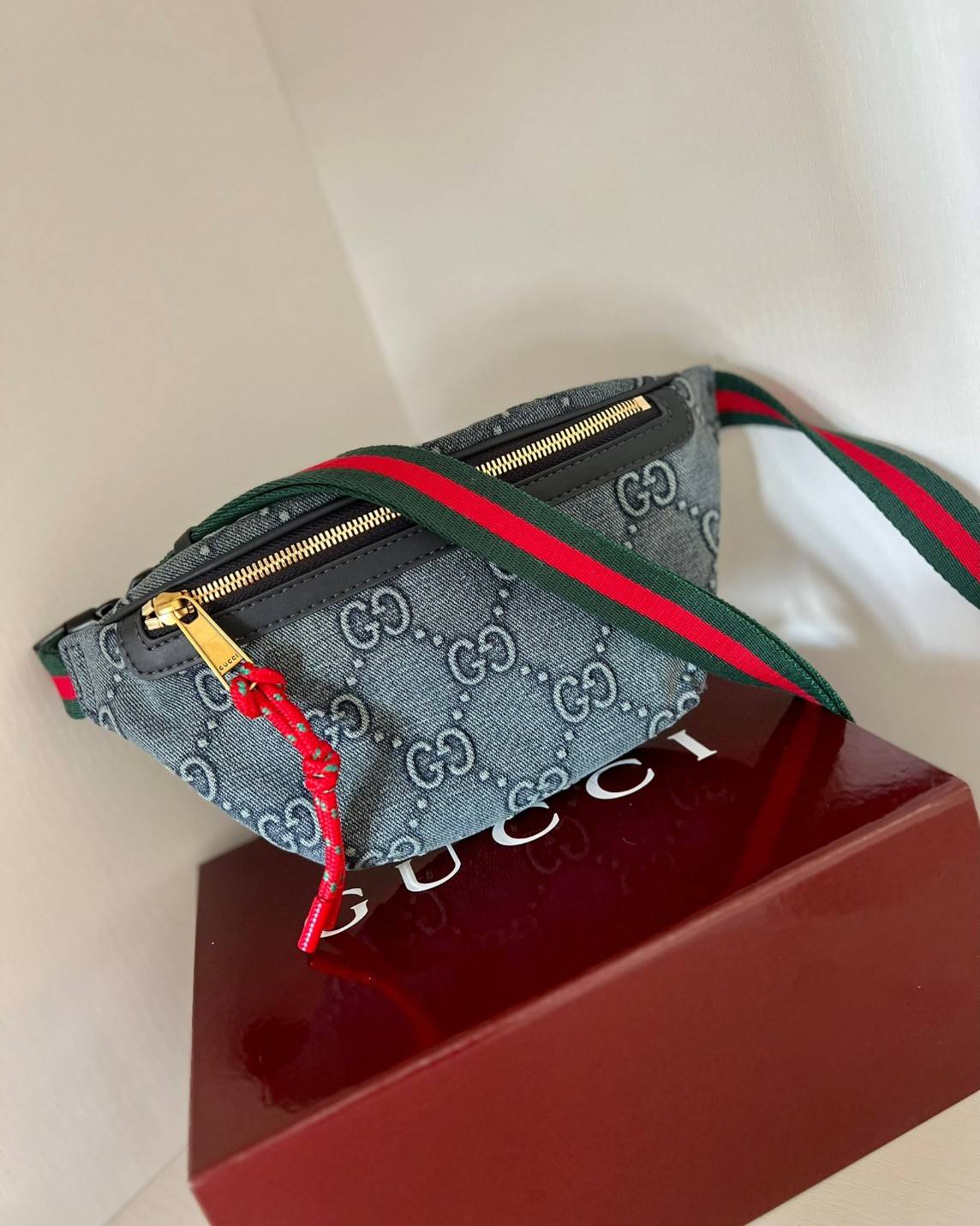 GUCCI GG DENIM BELT BAG ล่าสุดสวยมากๆ รุ่นนี้ใช้ได้ทั้งชายหญิง วัสดุเดนิมอย่างดีลายGแบบ3Dสวยมากๆค่ะ อะไหล่ซิปทองห้อยเชือกสีแดงโดดเด่น ซื้อใช้คู่กับแฟนยิ่งสวยค่าา